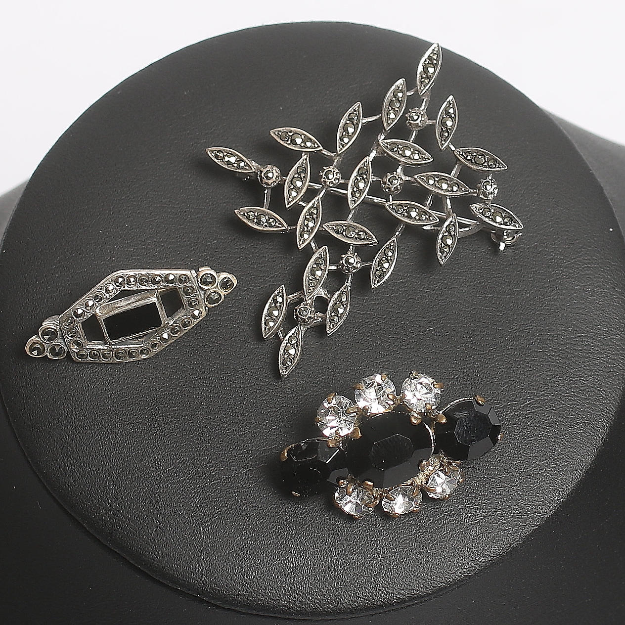 BROSCHER, silver, markasiter samt vitmetall och strass, Art Deco, 1900-talets första hälft.