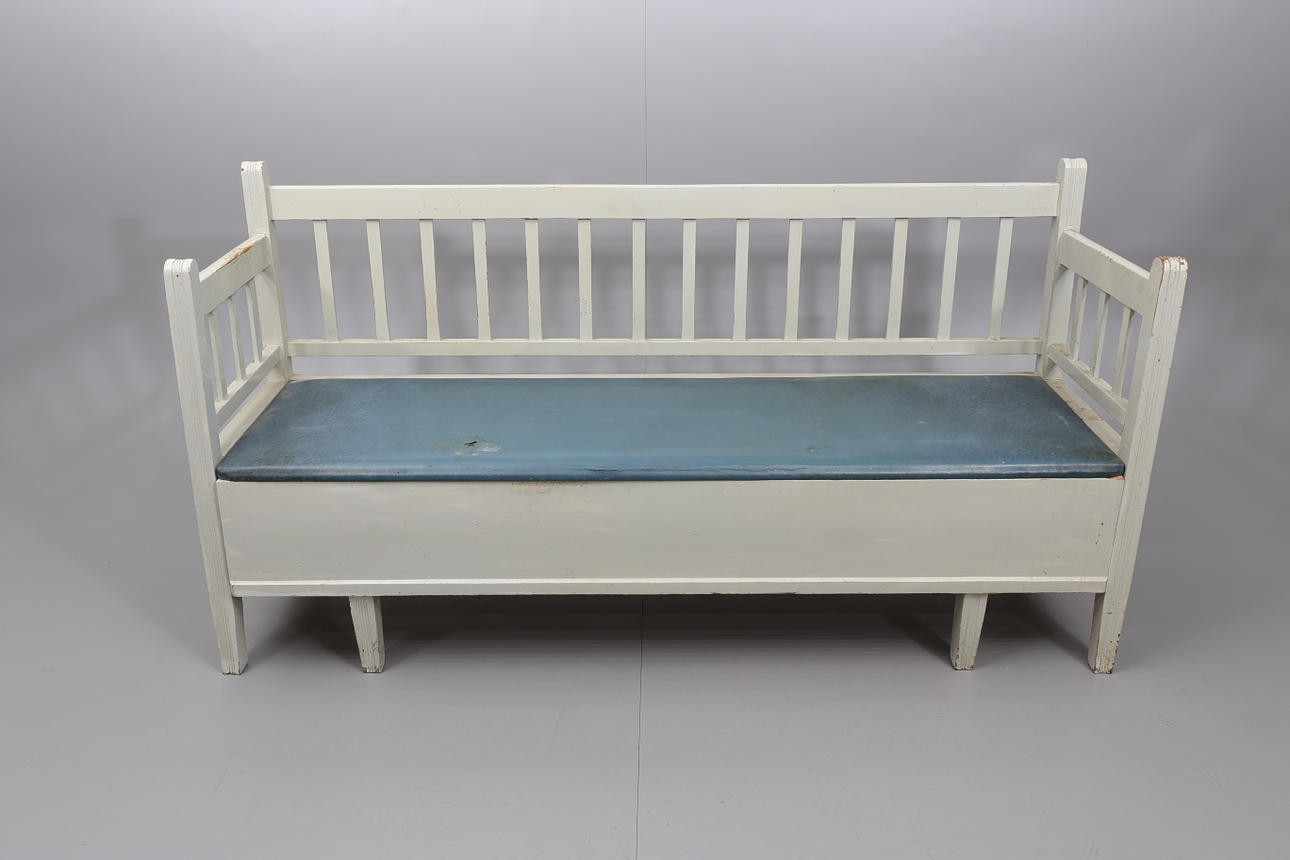 UTDRAGSSOFFA, trä, vitmålad, 1900-talets första kvartal.