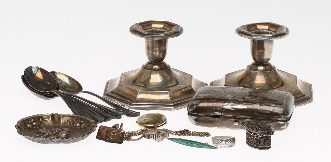 PARTI SILVER, bland annat dosa Finland 1892. Tot vikt (exkl ljusstakar) 235 gram.