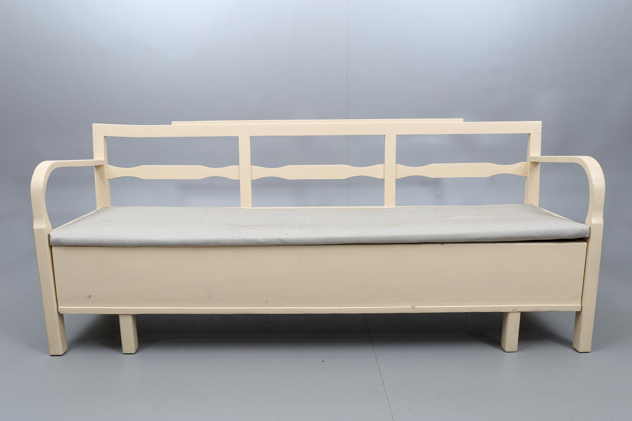 UTDRGSSOFFA, trä, beigemålad, 1900-talets första kvartal.