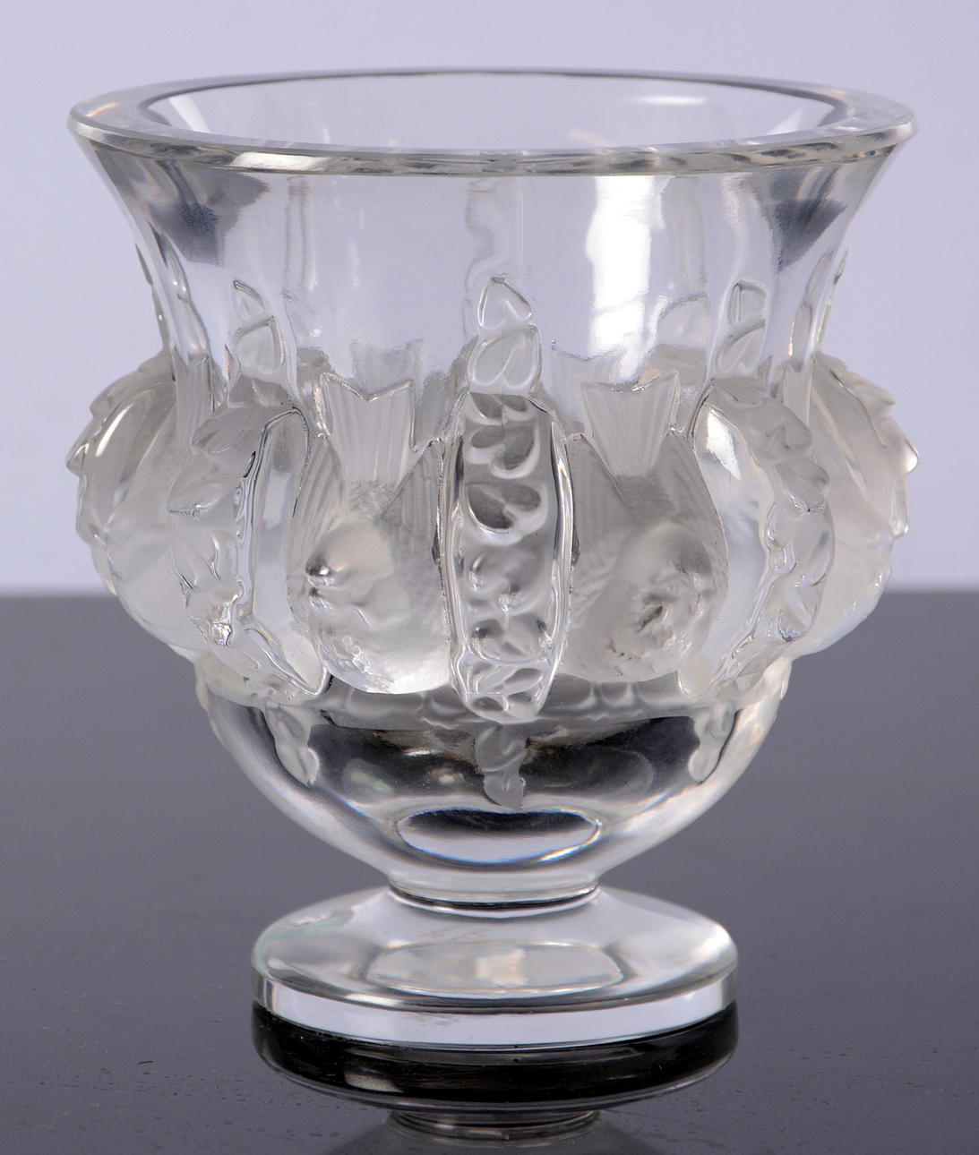 SKÅL PÅ HÖG FOT, glas. Lalique, Frankrike.