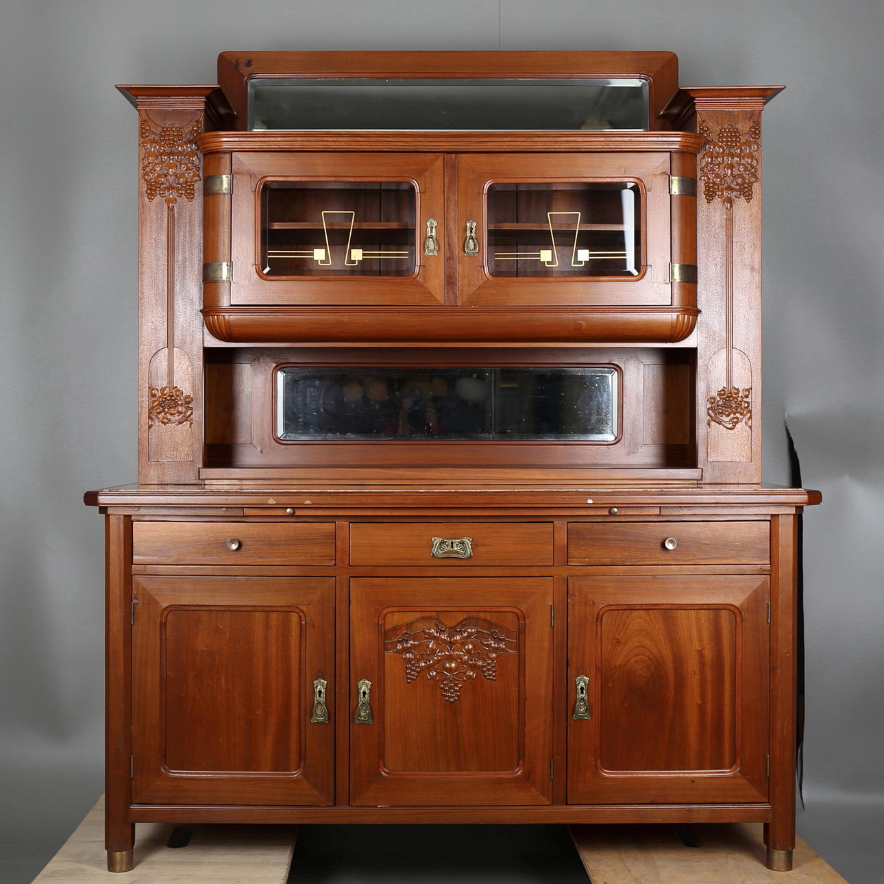 SALSSKÅP i lövträ, Ungern.