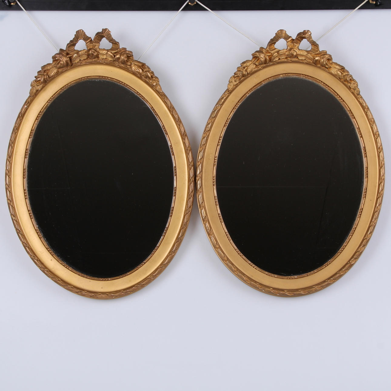 SPEGLAR, ett par, gustaviansk stil, 1900-talets andra hälft.