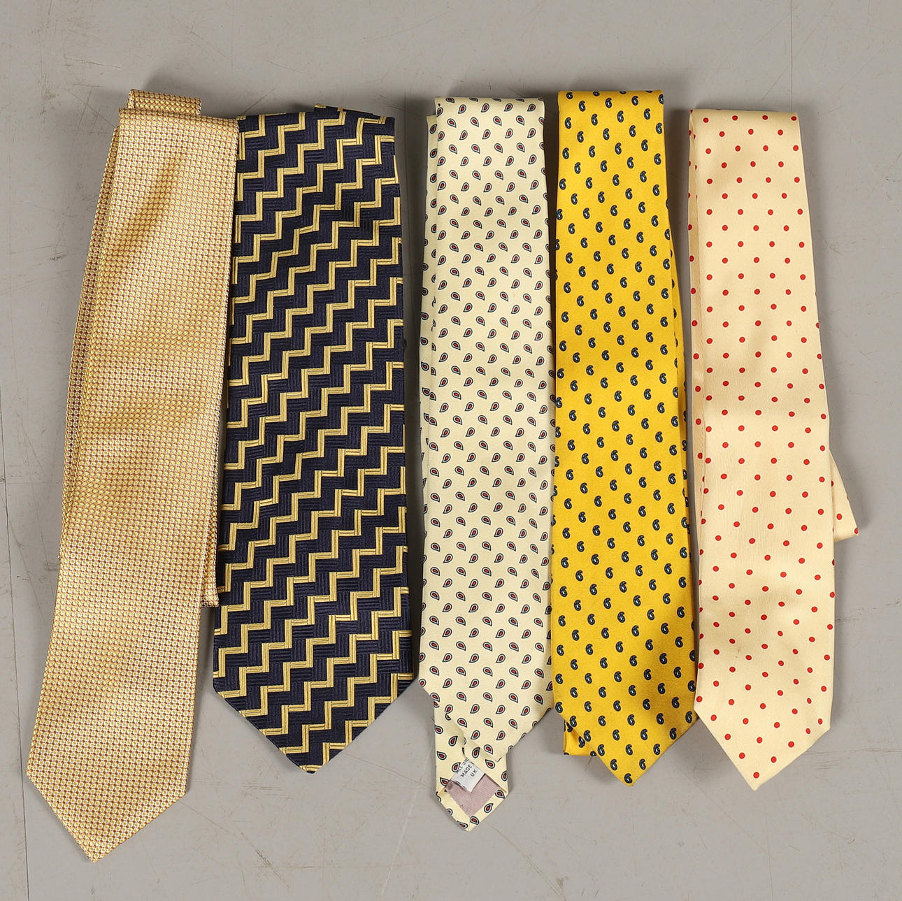 EN LILLE MÆNGDE SILKEBÅND.