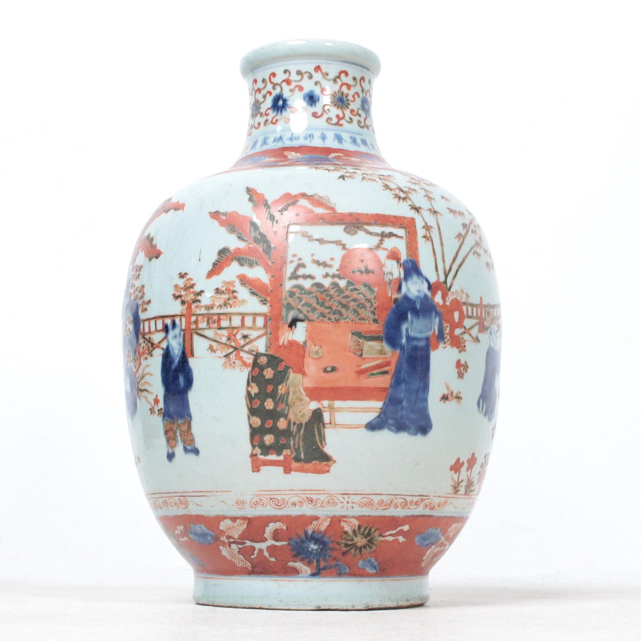 Jarrón bulboso con pintura policromada.