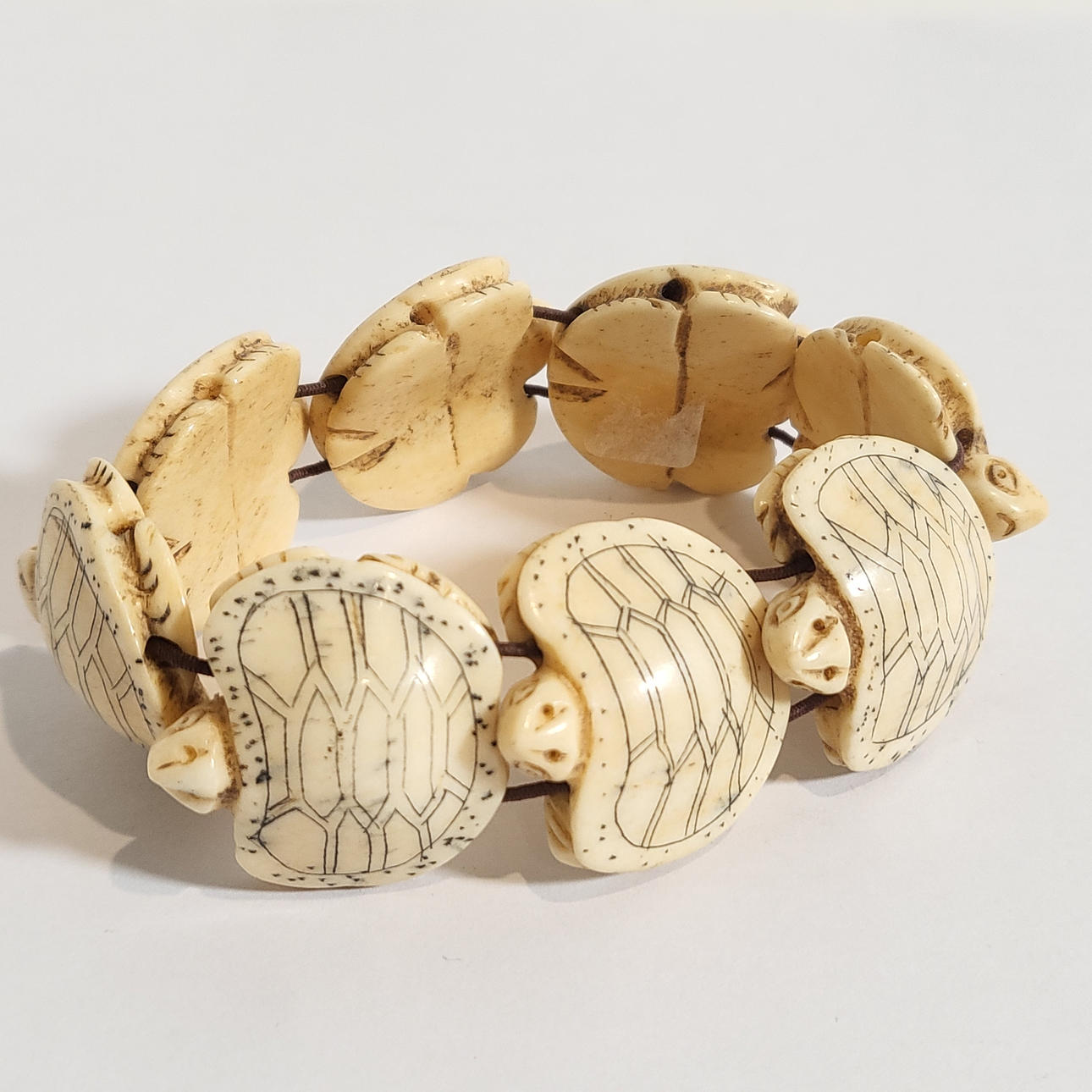 AUS KNOCHEN GESCHNITZTES SCHILDKRÖTEN-ARMBAND.