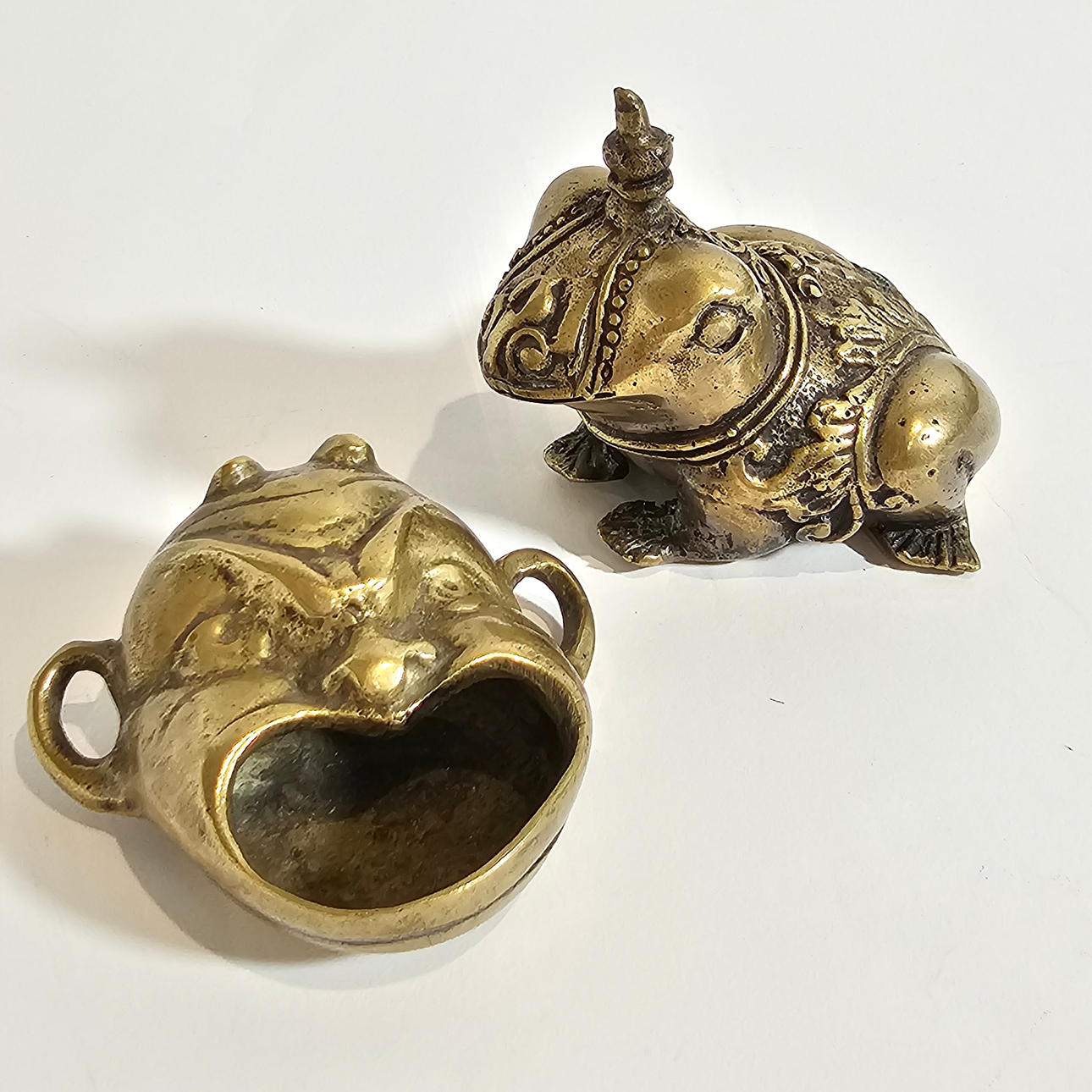 FIGUR VON FROSCH UND ASCHENBECHER IN GOLDENER BRONZE.