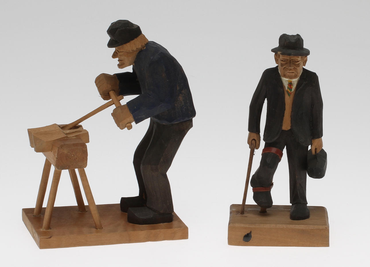 FIGURINER, 2 st, snidat trä, Bernhard Ljunggren, Markaryd.