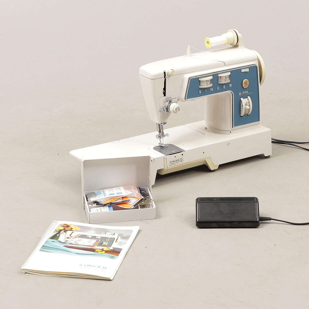 SEWING MACHINE, "726", Singer.