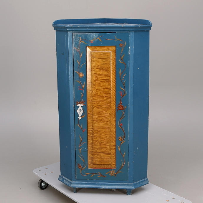 HÖRNSKÅP, bemålat, 1800-tal.