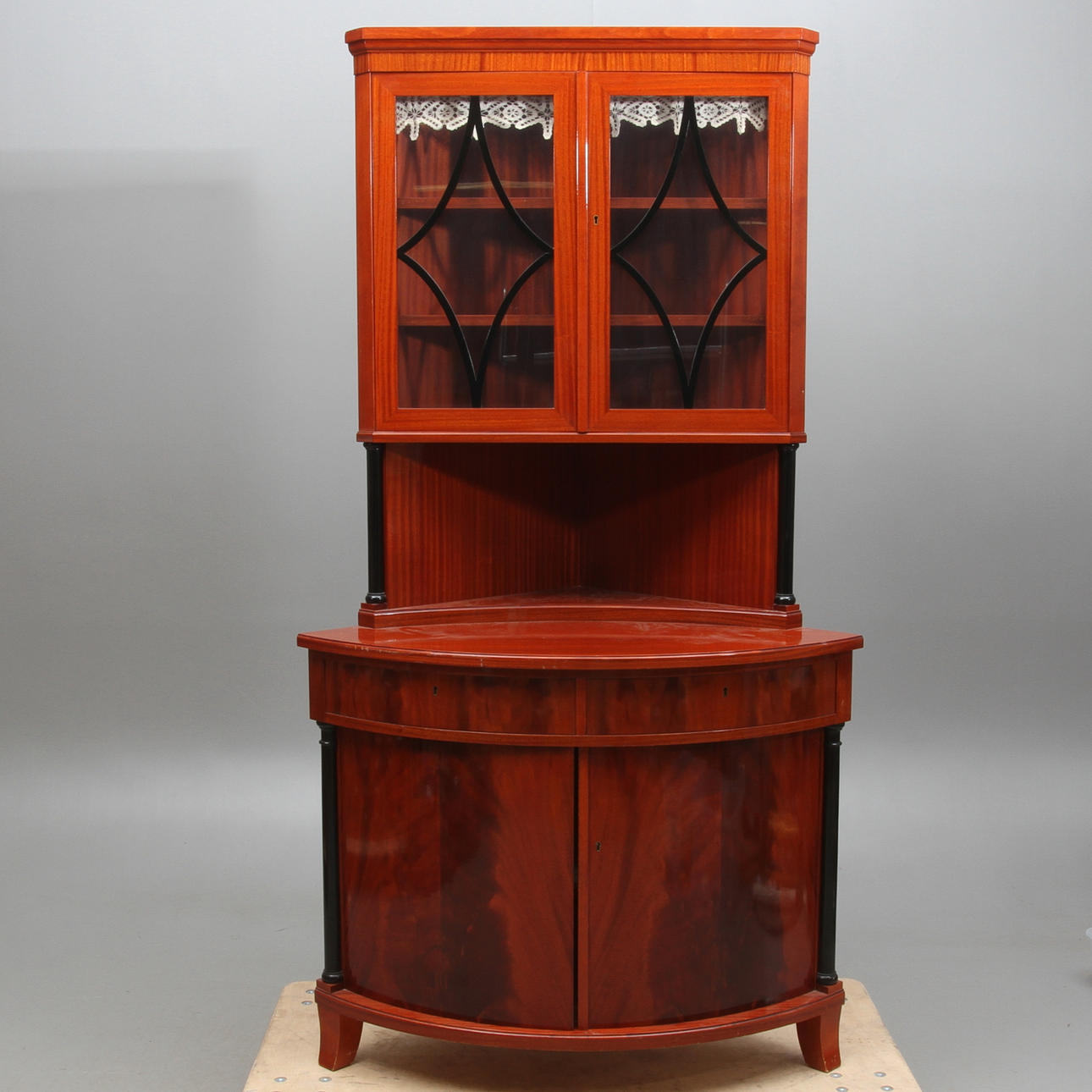 HÖRNSKÅP, empirestil, 1900-tal.