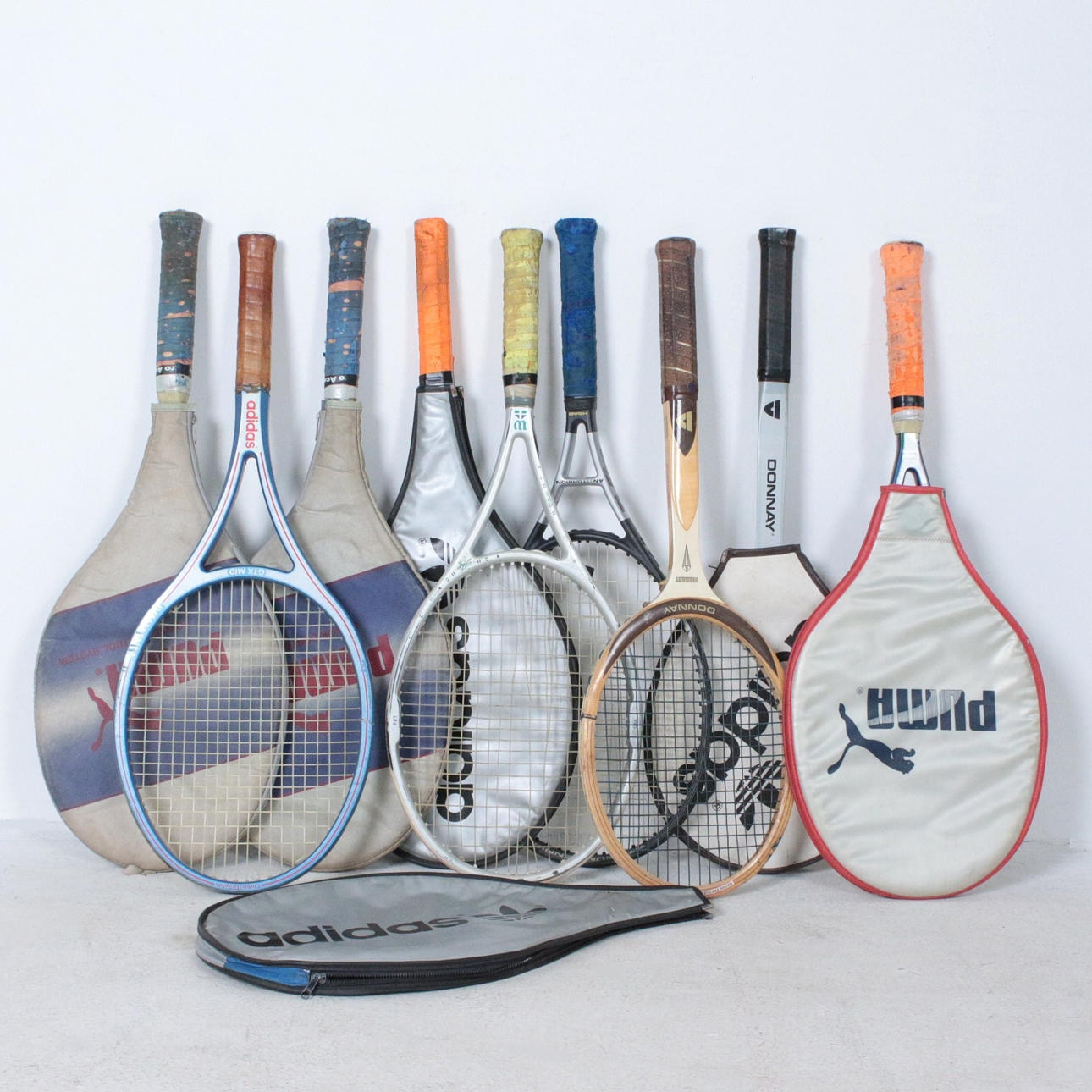 Masser af tennisketchere.