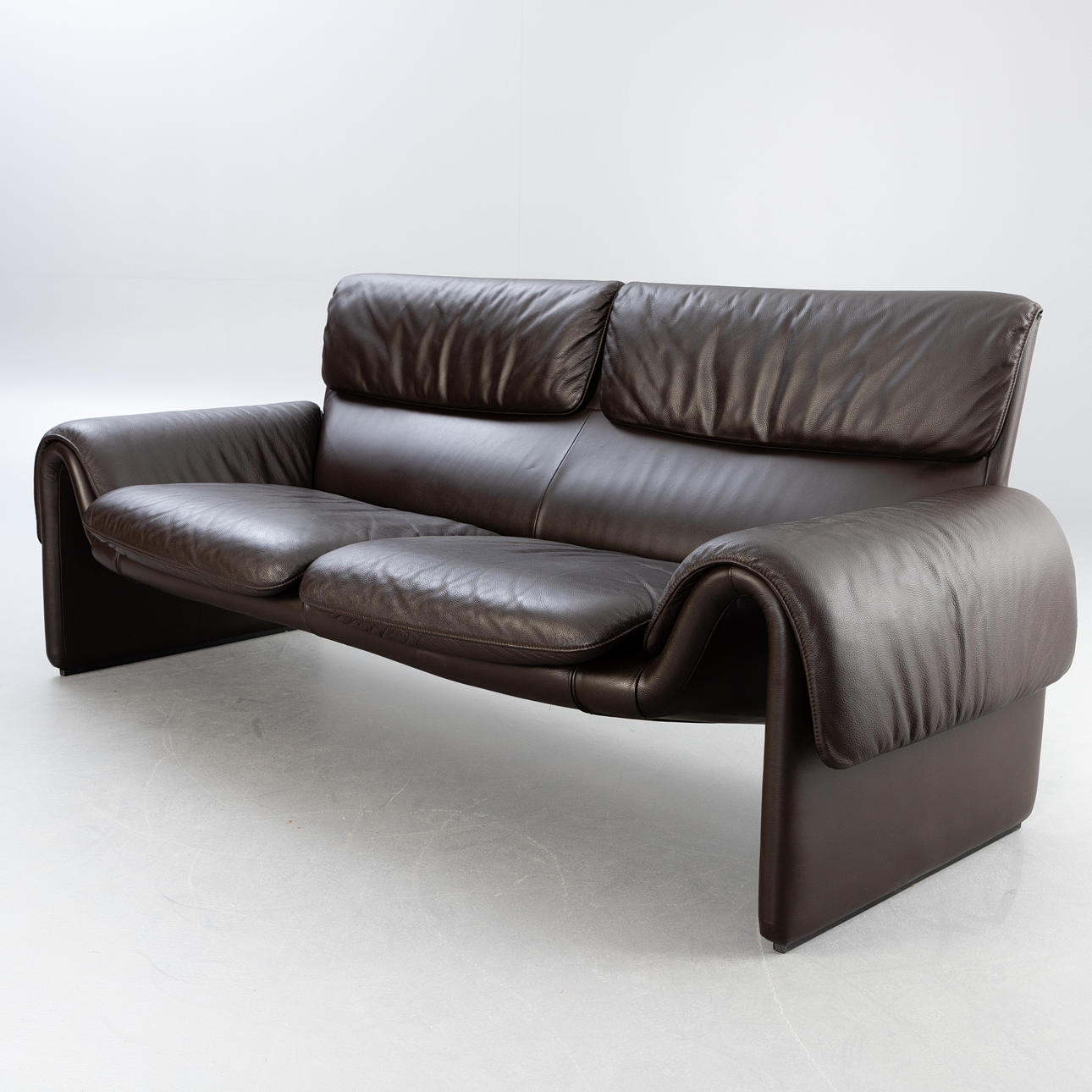 DeSede. 2-seater / sofa model 'DS-2011', dark brown leather.