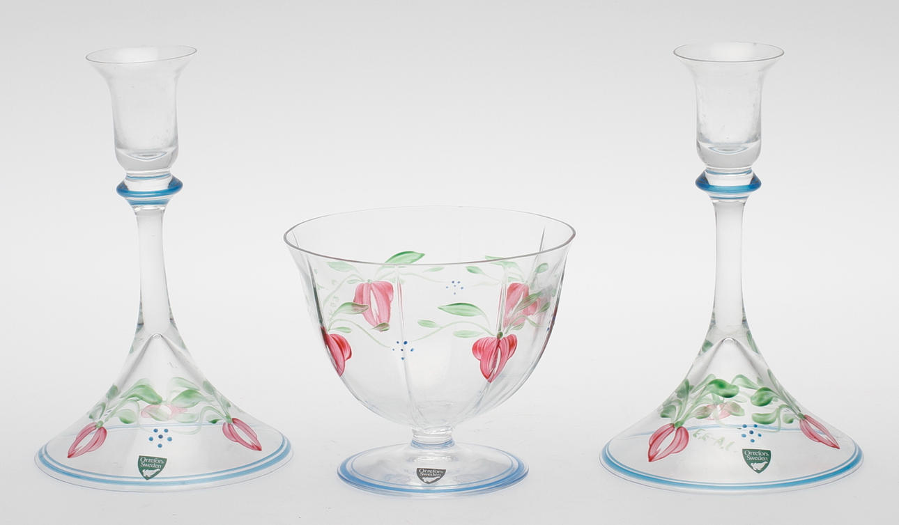 GLASFÖREMÅL, 1 par ljusstakar och skål, "Maja", Eva Englund, Orrefors, signerade.