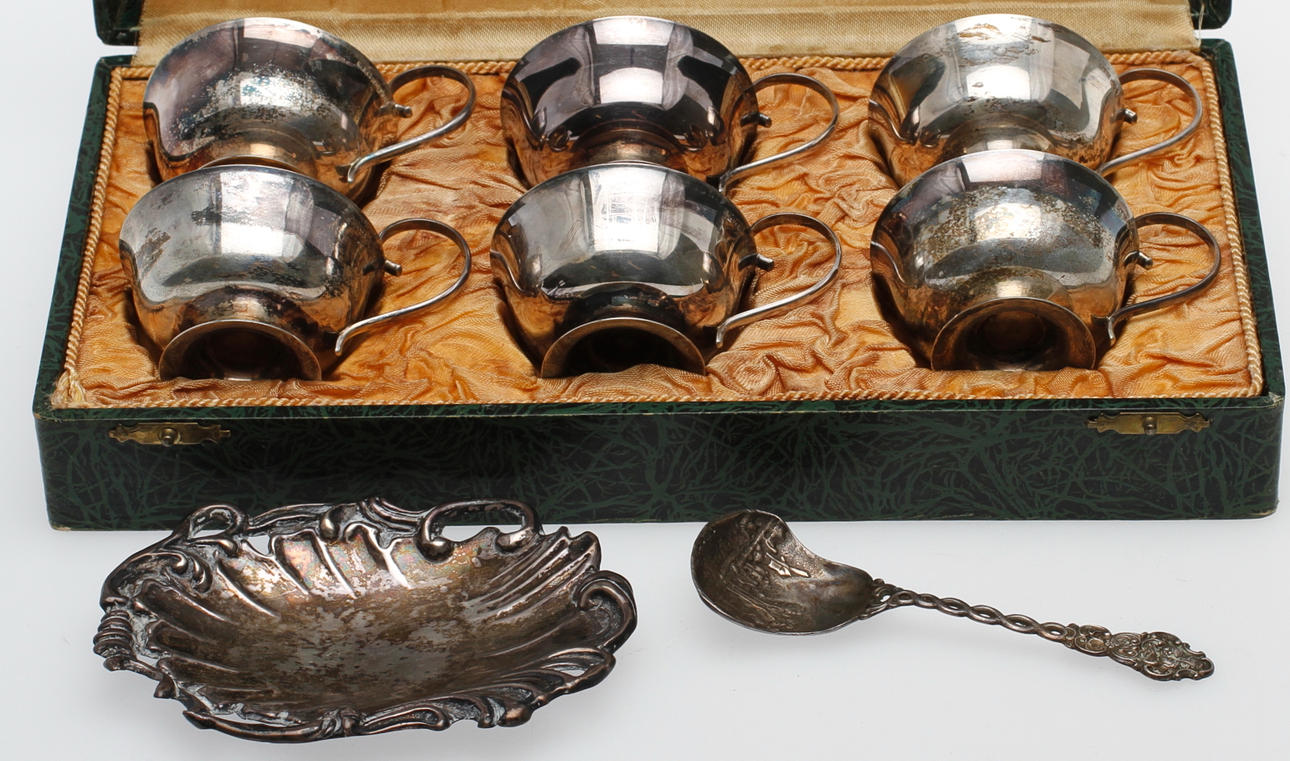 SILVERFÖREMÅL, 8 delar, vikt ca 228,4 gram.