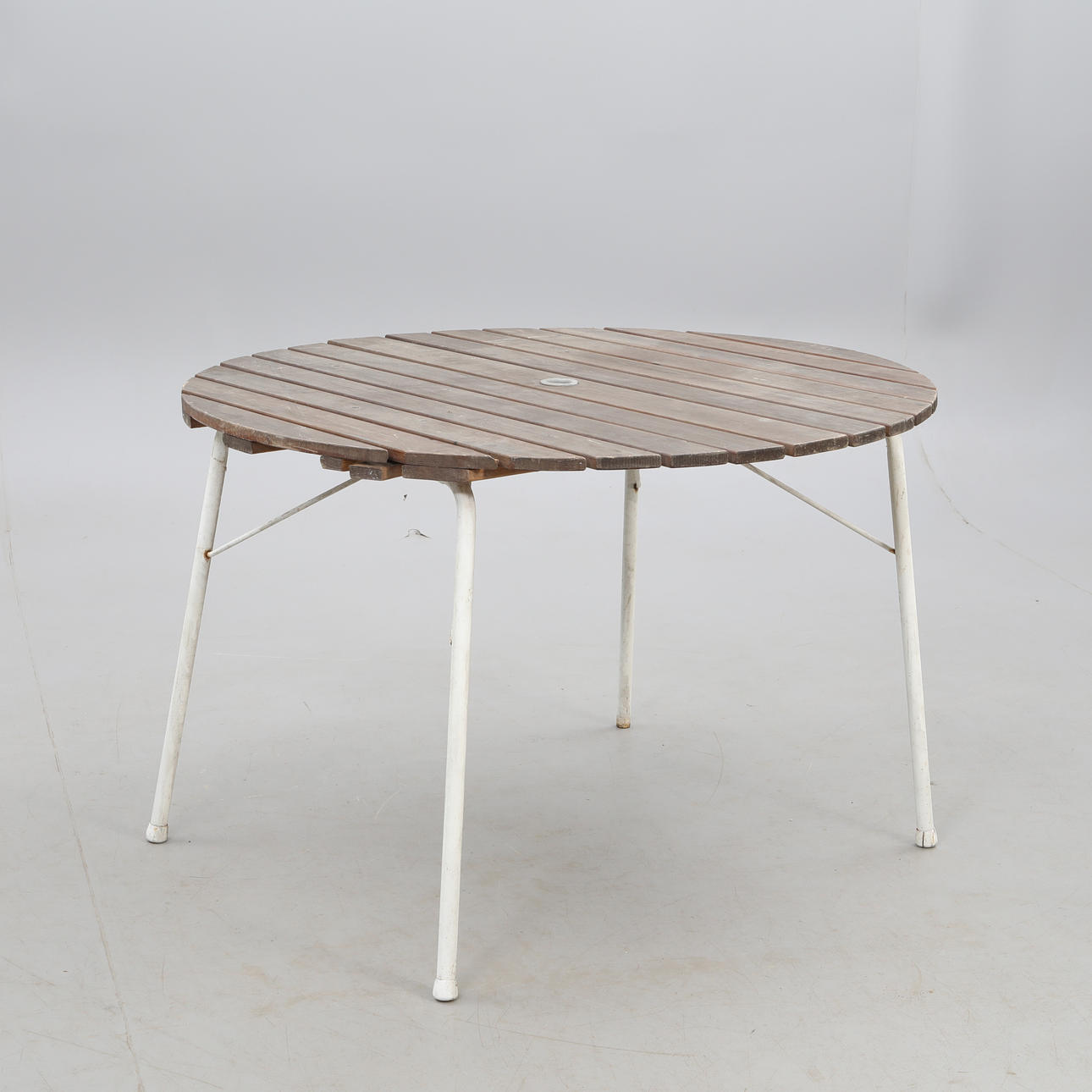 TRÄDGÅRDSBORD, fällbart runt bord, trä och stålrör.