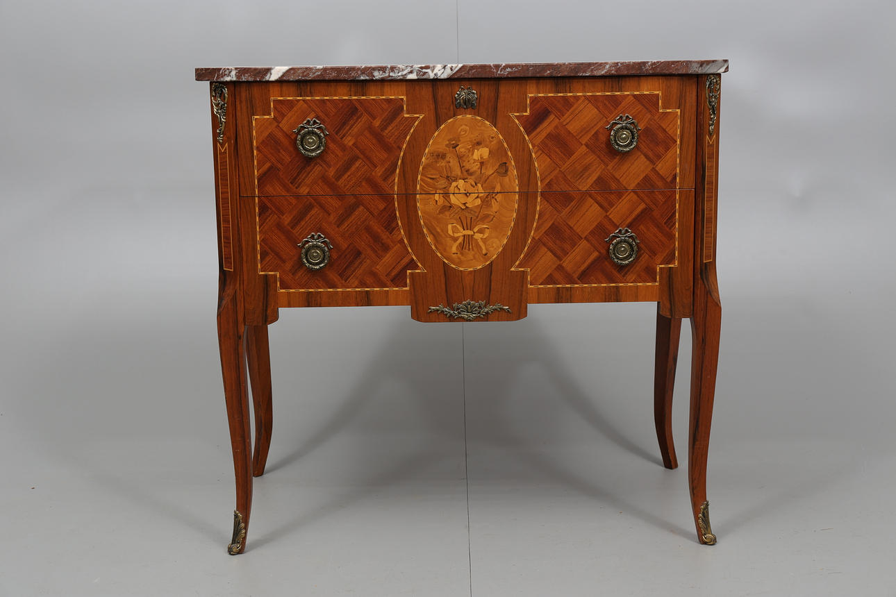 BYRÅ MED STENSKIVA, olika träslag, 2 lådor, 1900-talets andra hälft.