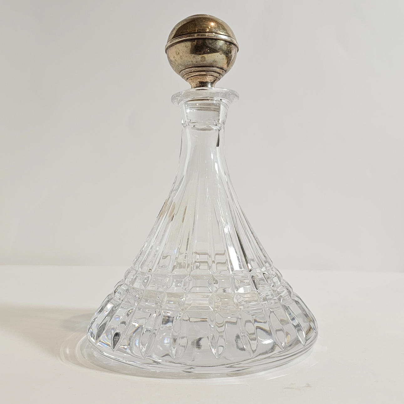 BÅT FLASKA. KRISTALL MED SILVER KNOPP.