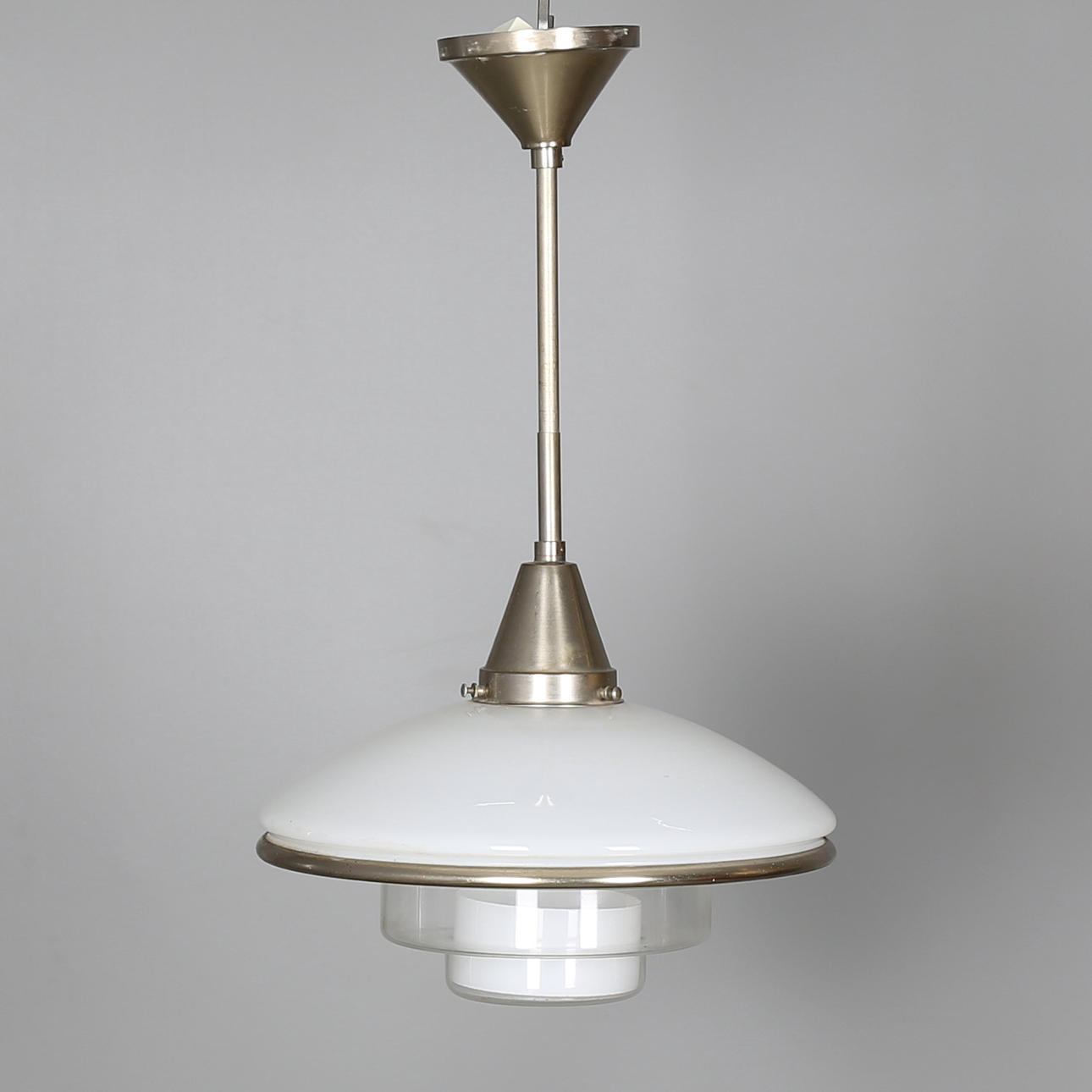 TAKLAMPA i metall och glas,"Sistrah-pendel", formgiven av Otto Müller, Megaphos, 1900-talets första hälft.