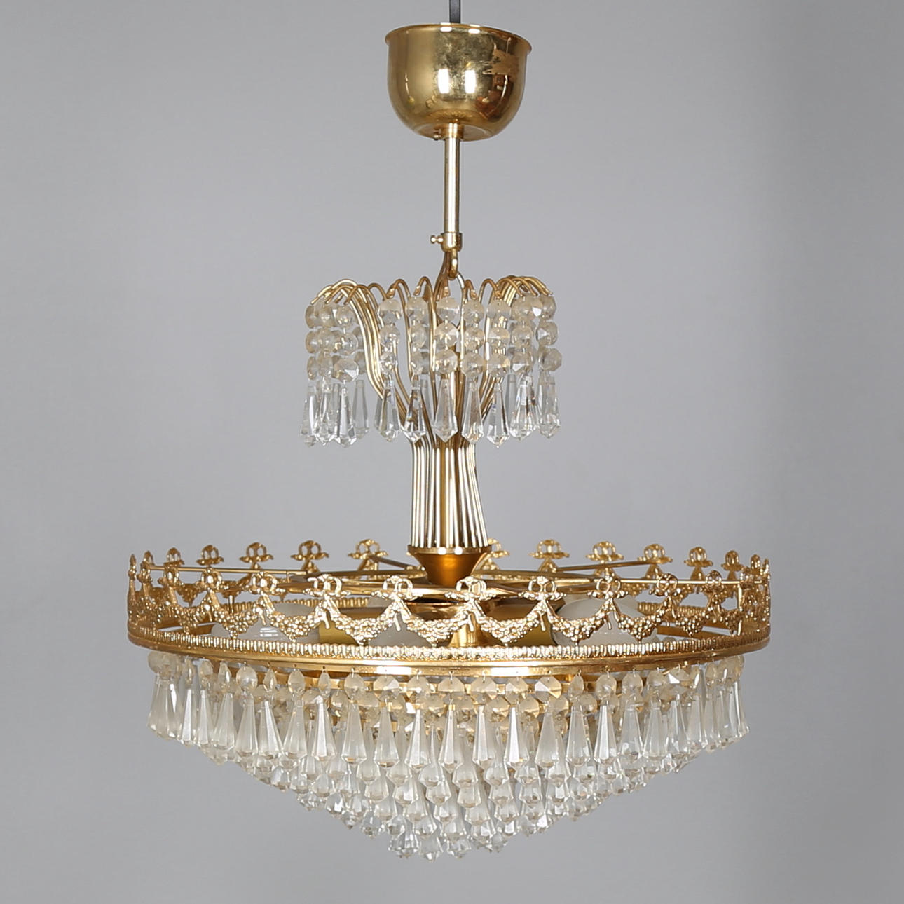 TAKLAMPA, i gulmetall och kristall, 1900-talets andra hälft.