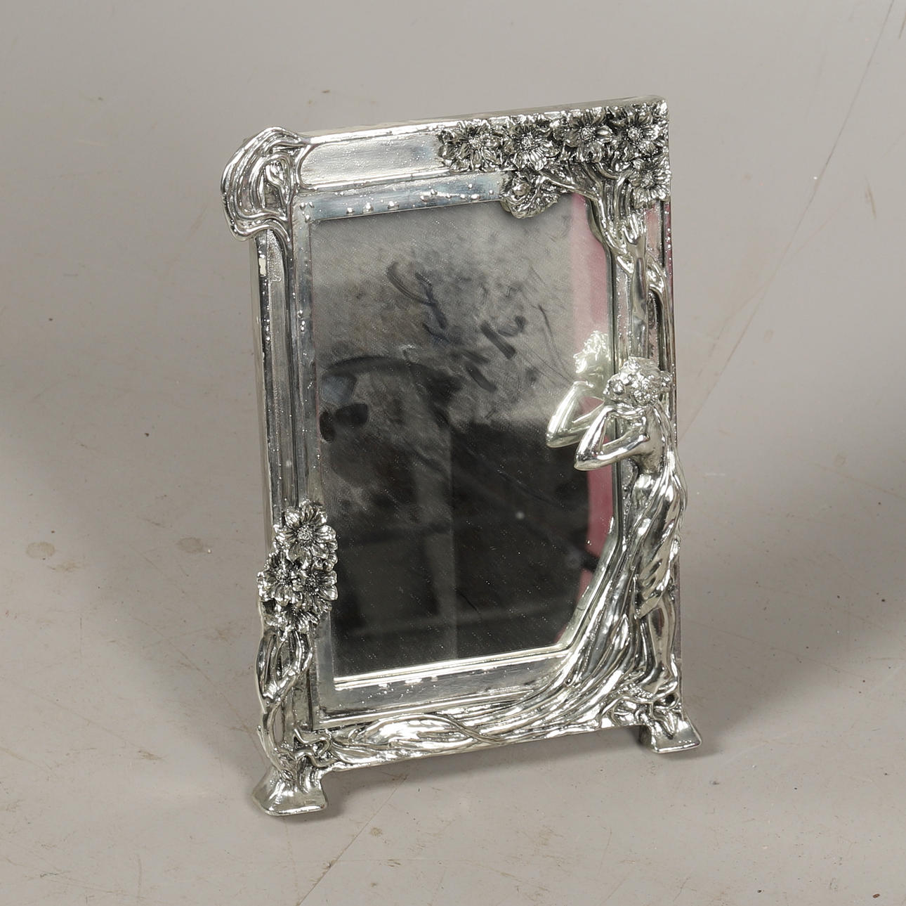 AN ART NOUVEAU STYLE RECTANGULAR DRESSING TABLE MIRROR.