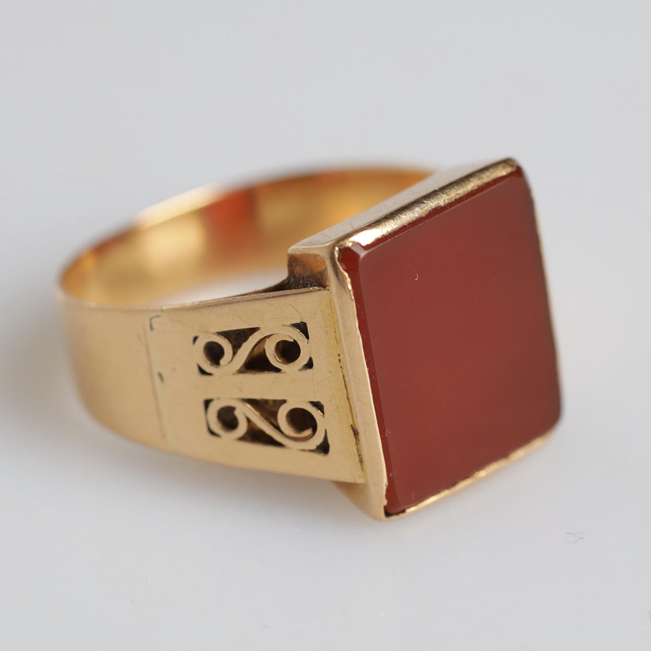 KLACKRING, 18K guld med sten. Totalvikt ca 5, 8 g.