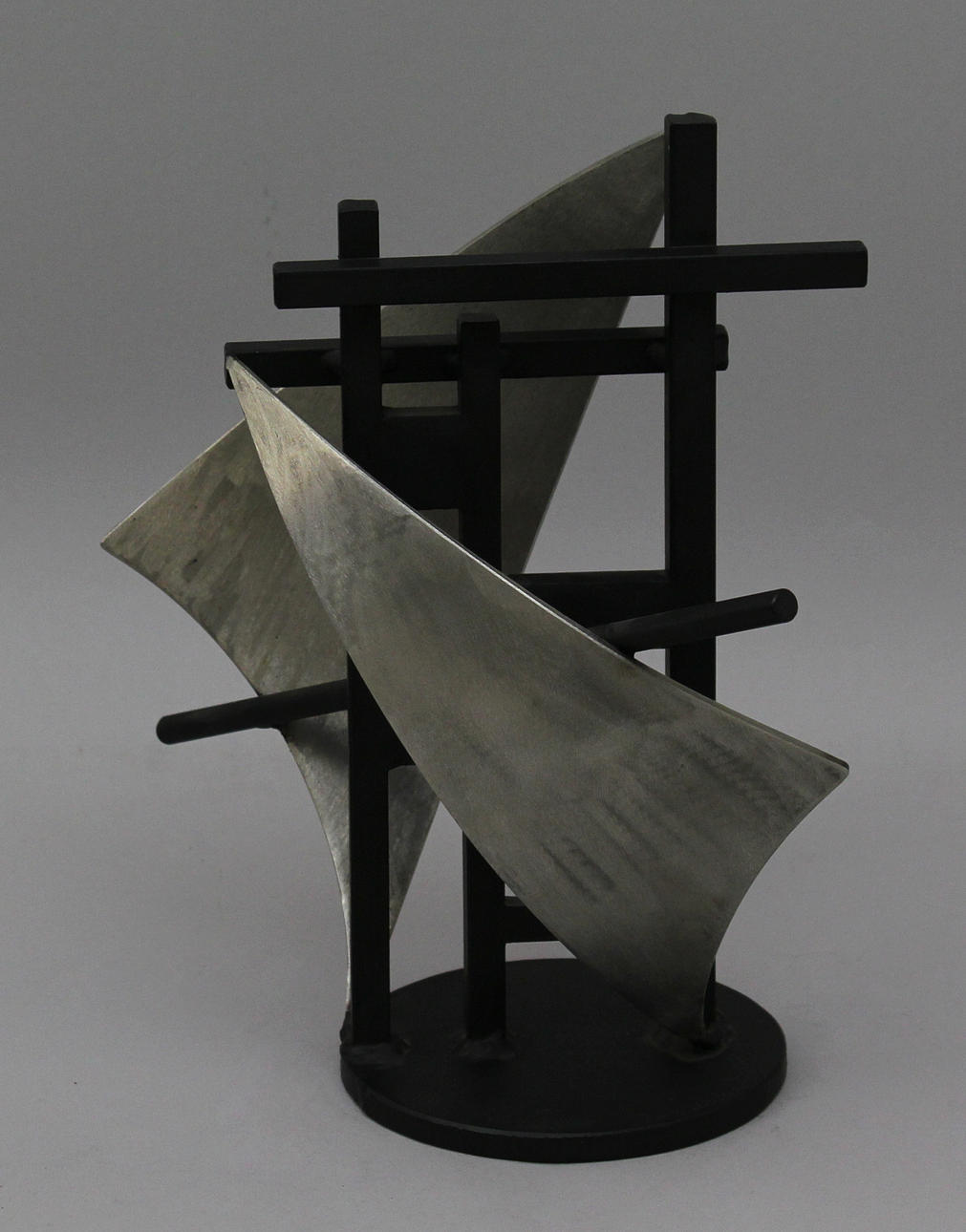 BENGT ROSENSTRÖM. Komposition. Skulptur. Bemålad stål. Monogramsign B R.