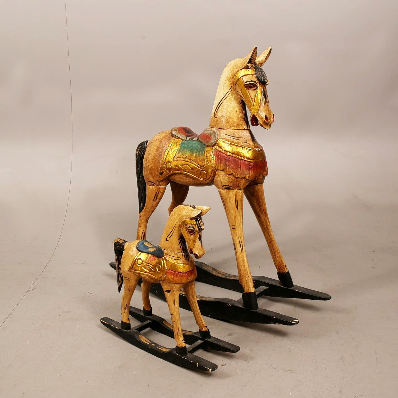 GUNGHÄSTAR, bemålat trä, 2 stycken, 1900- tal.