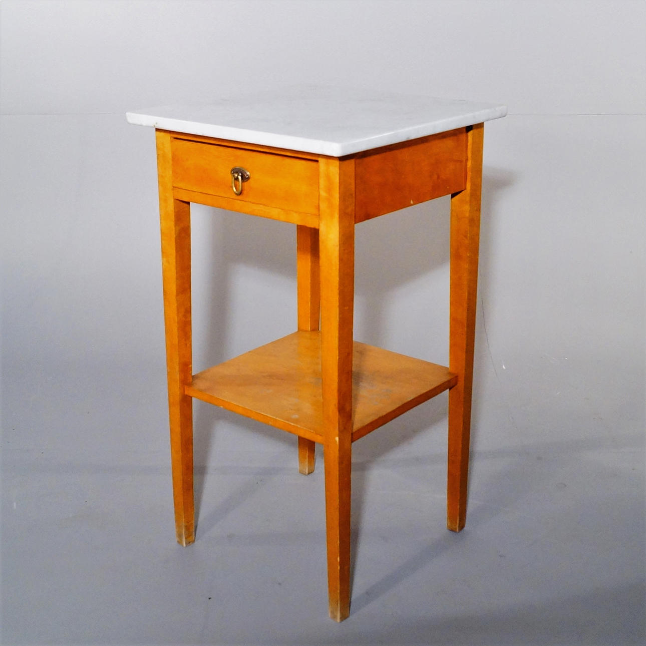 SÄNGBORD med marmorskiva.