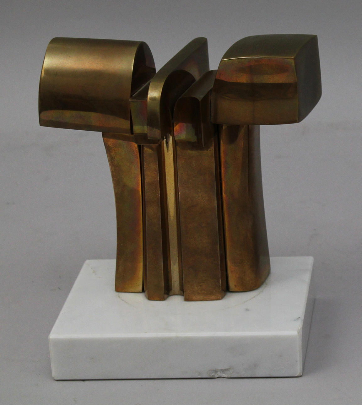 JOSÉ LUIS SANCHEZ. Skulptural komposition, på marmorsockel. Skulptur i mässing. Tryckt signatur. 1000/0088.