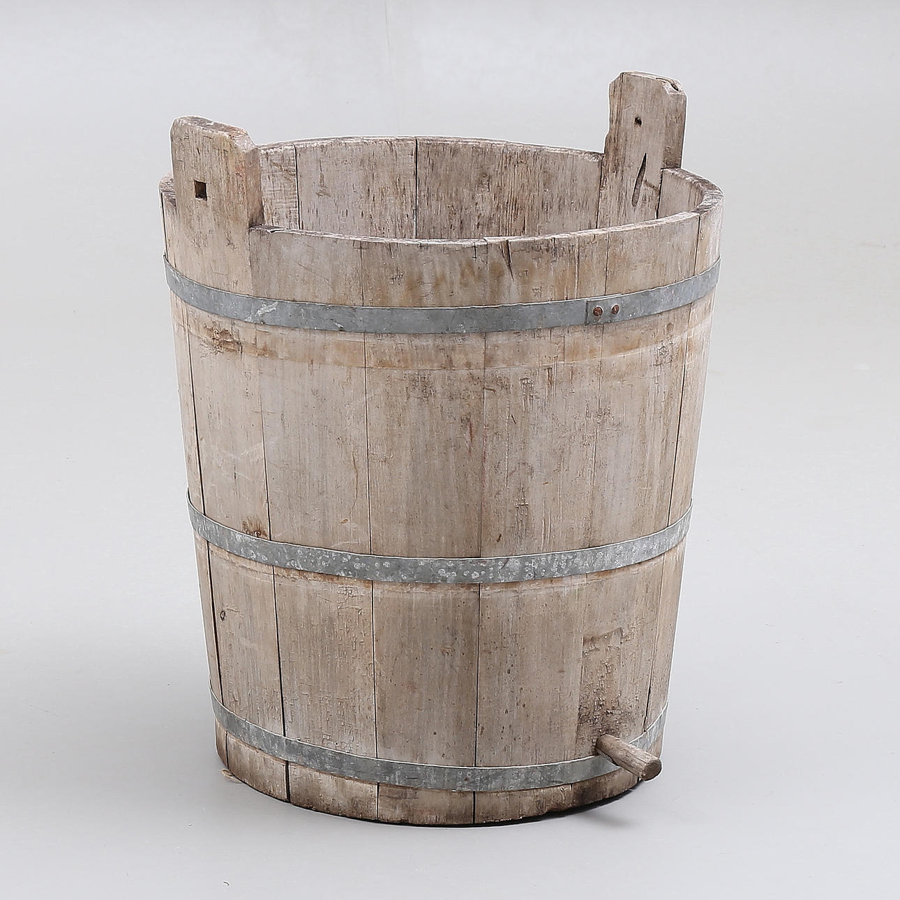 FASS MIT ABFLUSS, Holz mit Metallband.