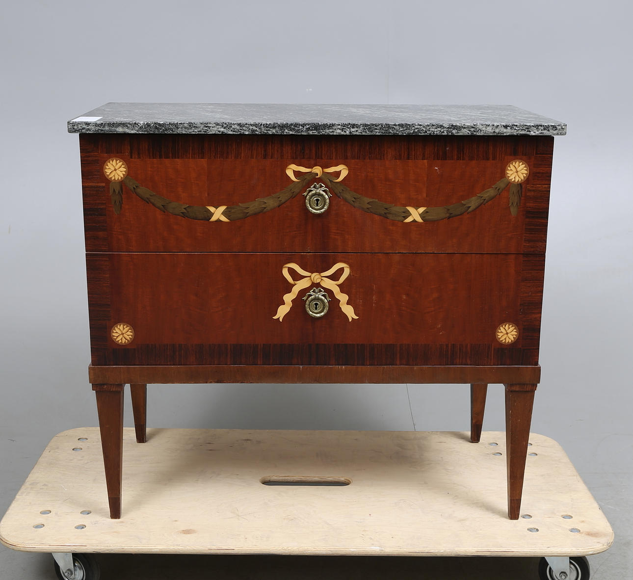 BYRÅ, gustaviansk stil, 1900-tal.