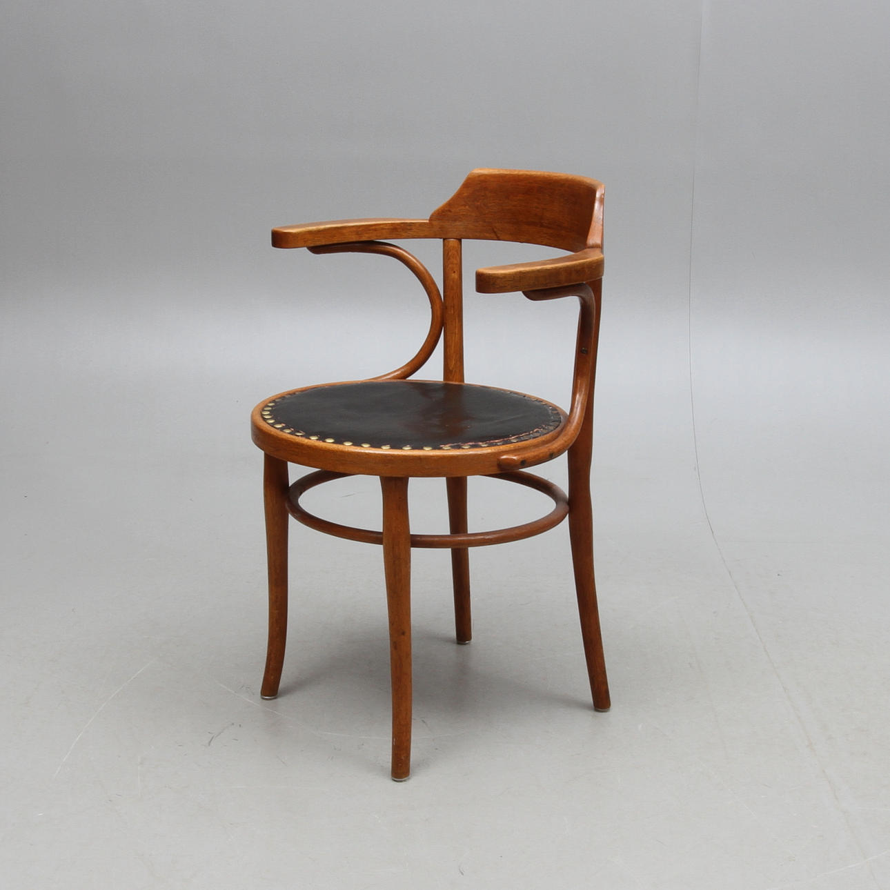 KARMSTOL, Thonet-typ, 1900-talets första del.