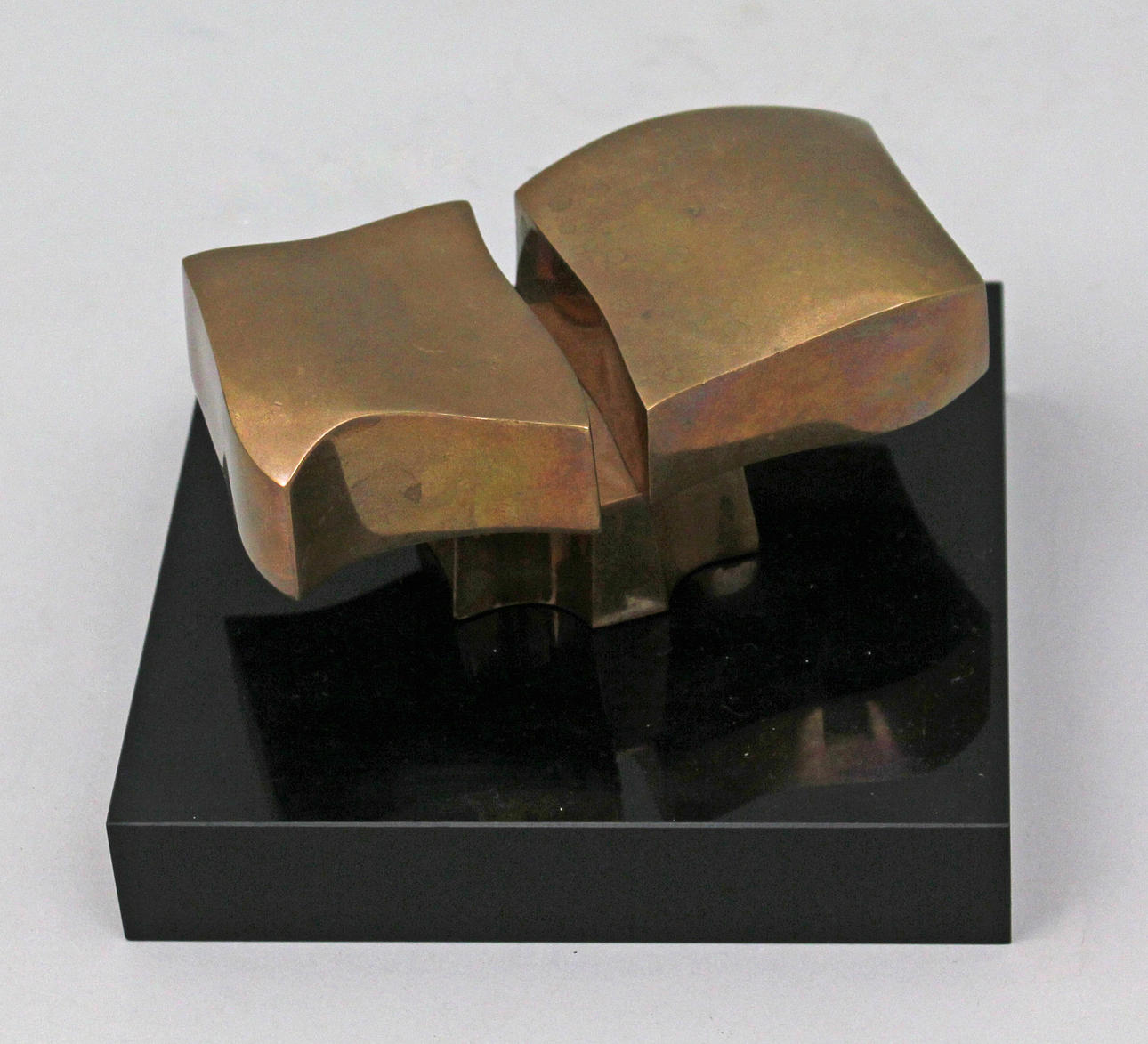 JOSÉ LUIS SANCHEZ. Skulptural komposition, på plexiglassockel. Skulptur i mässing. Tryckt signatur. 1000/903.