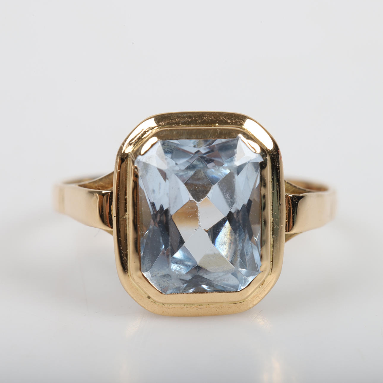 RING, 18K gold with cross cut blue stone.