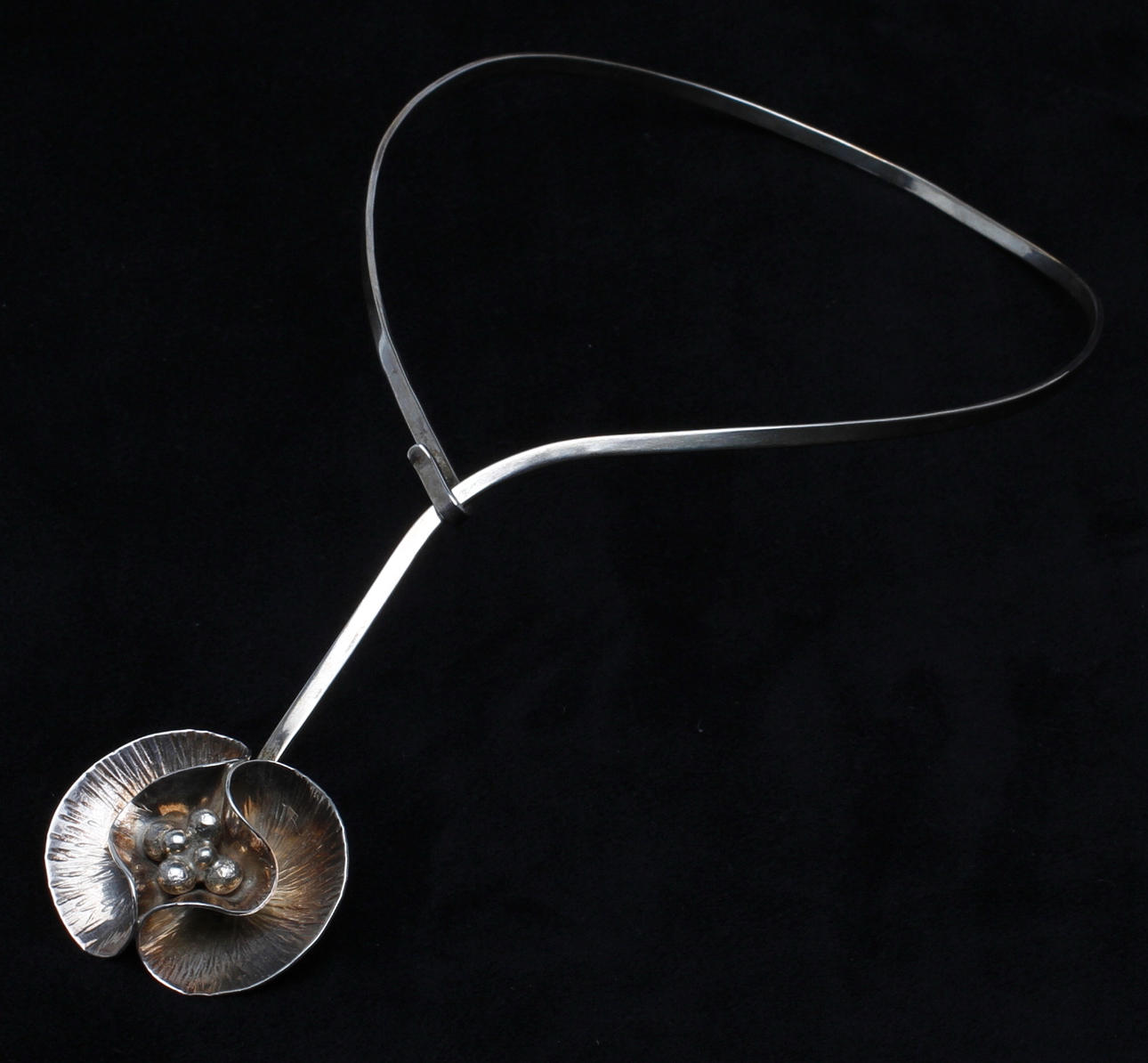 HALSCOLLIER, silver, modern design.