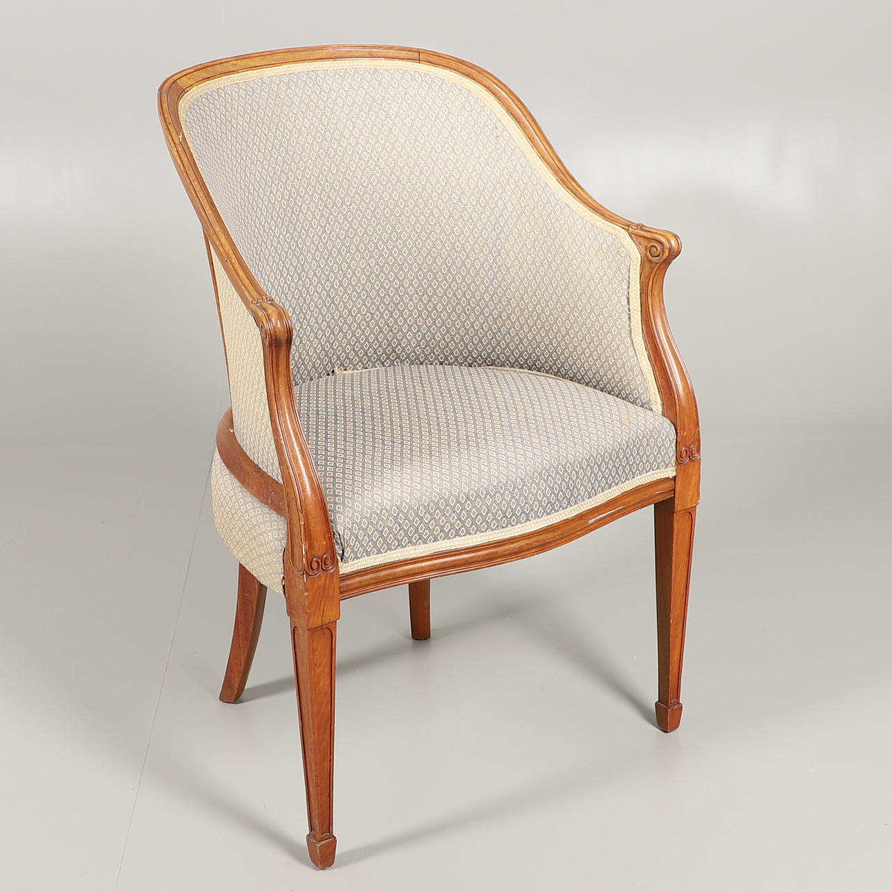 UNA SILLA DE DORMITORIO DE ESTILO FRANCÉS.