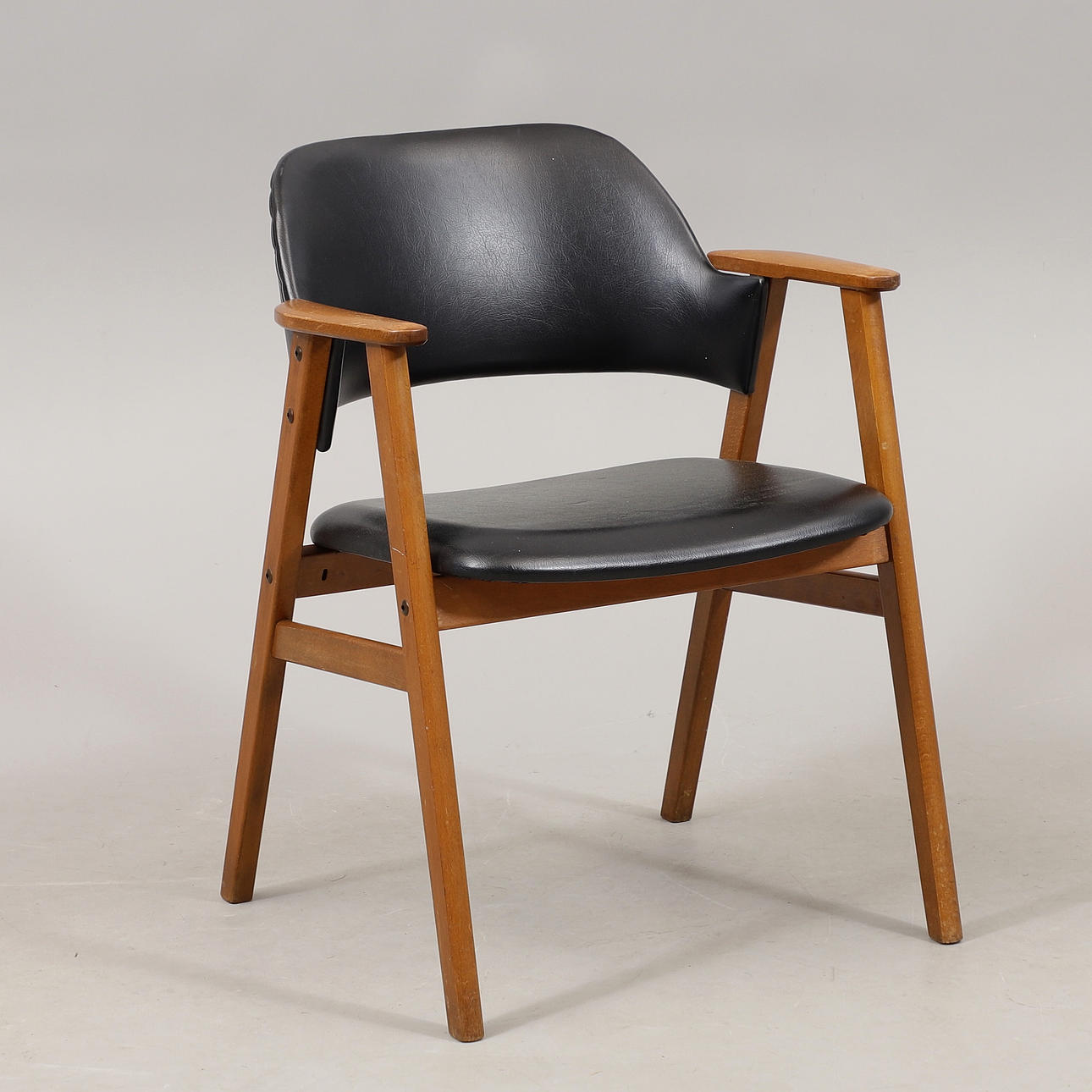 KARMSTOL, teak/konstläder, 1960-tal.