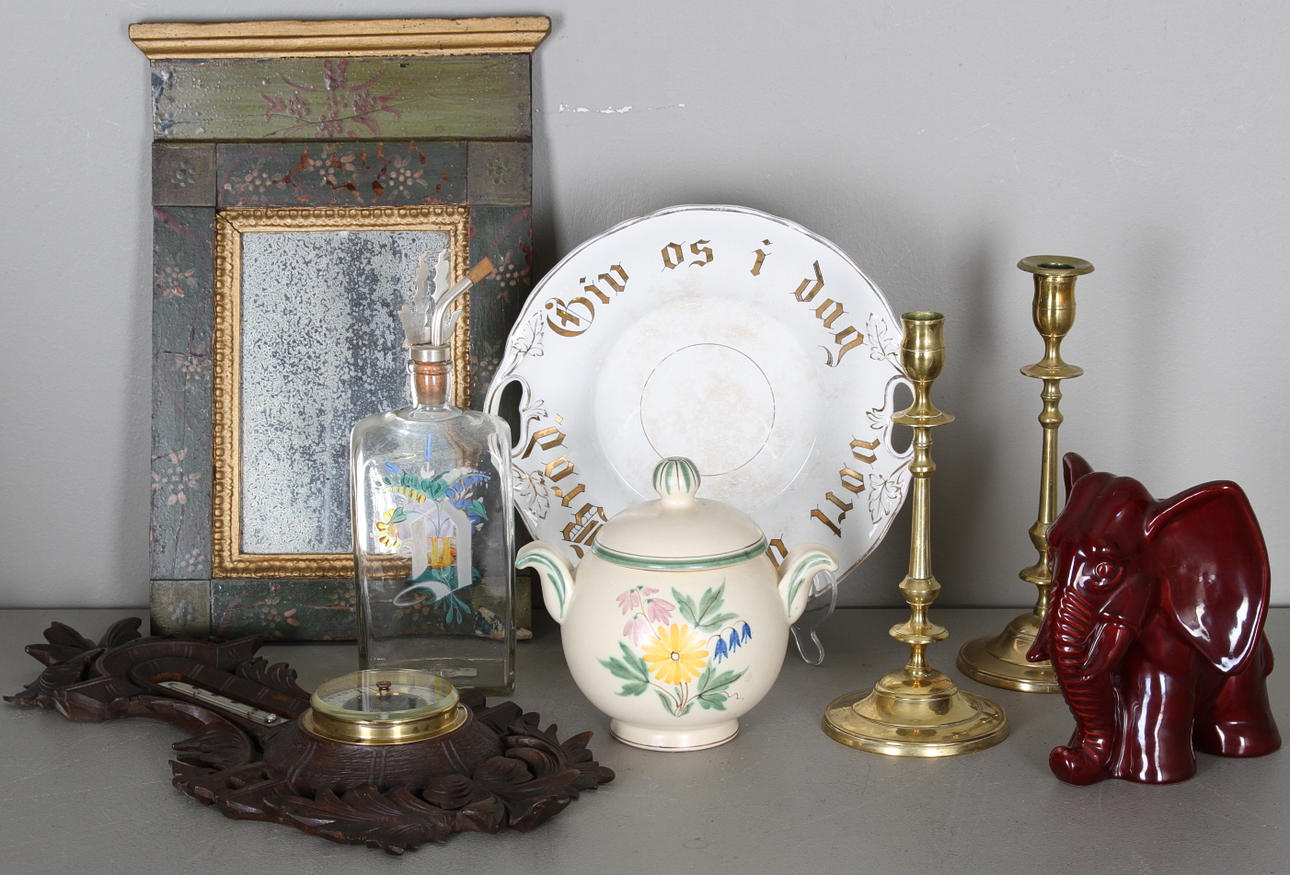DIVERSE, 9 delar, bl.a. ljusstakar, figuriner, spegel.