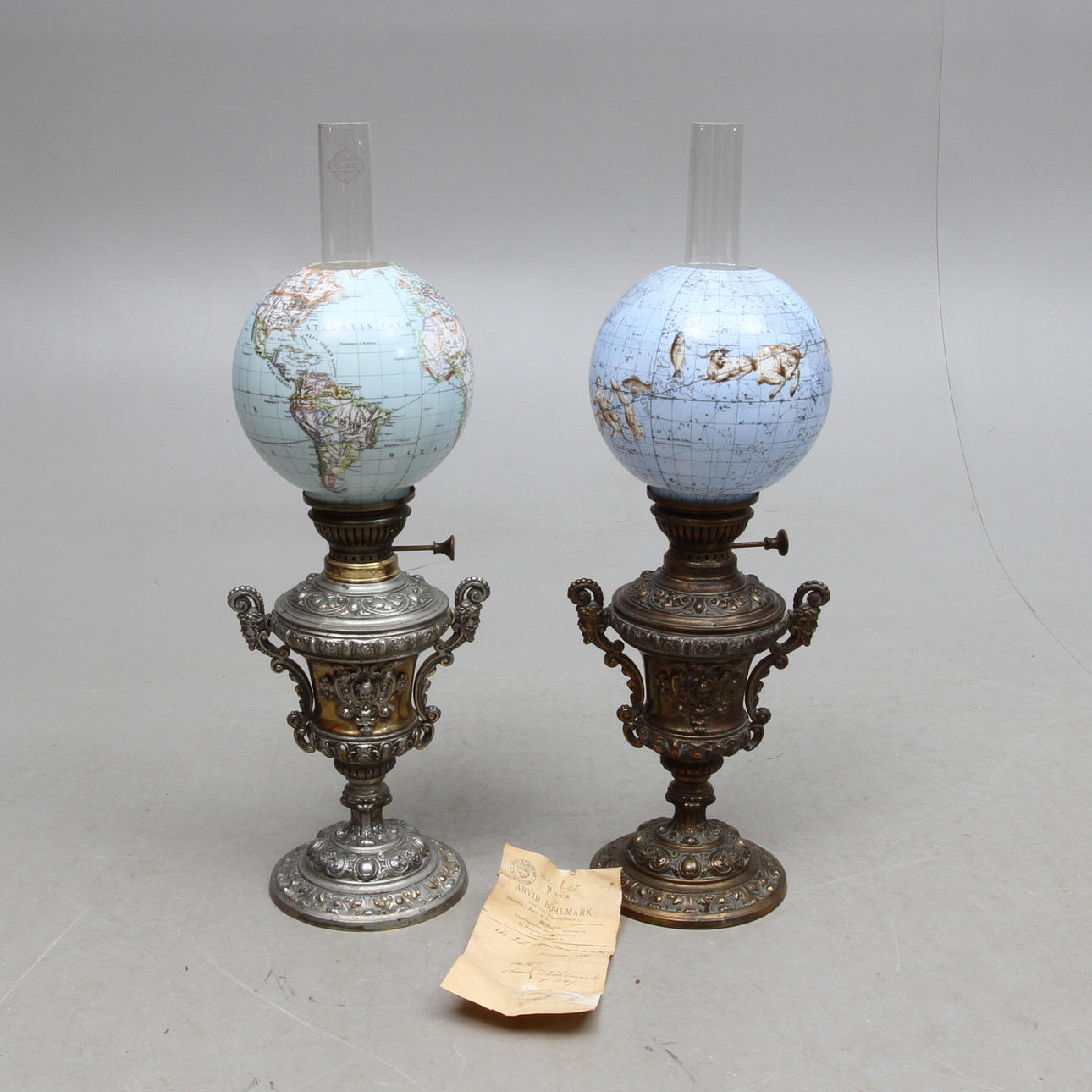 FOTOGENLAMPOR med kupor i form av jord- samt himmelsglob, ett par, inköpta hos Arvid Böhlmark, Stockholm, 1880-tal.