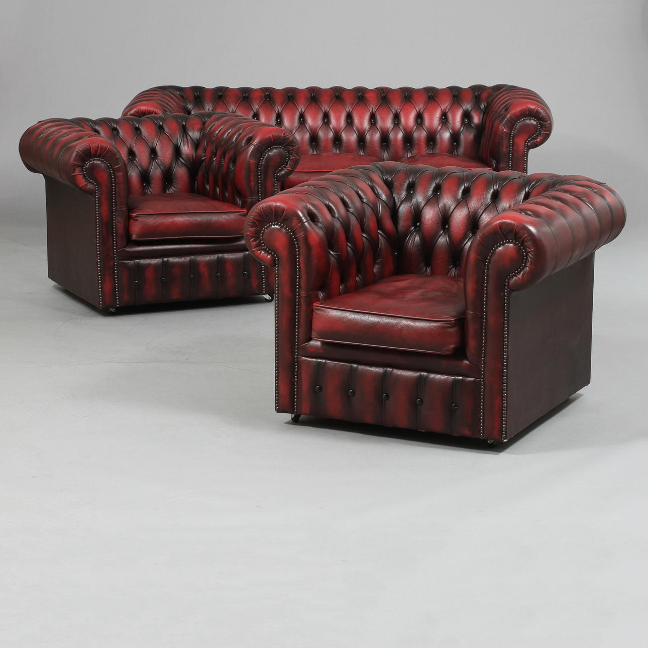 SOFFA samt fåtöljer, Chesterfieldmodell, 1900-talets andra hälft.