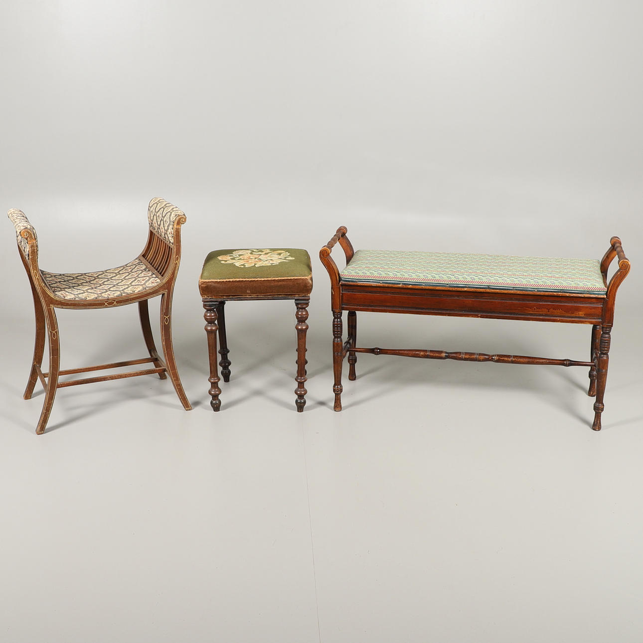 EN PIANOPALL AV MAHOGNY (3).