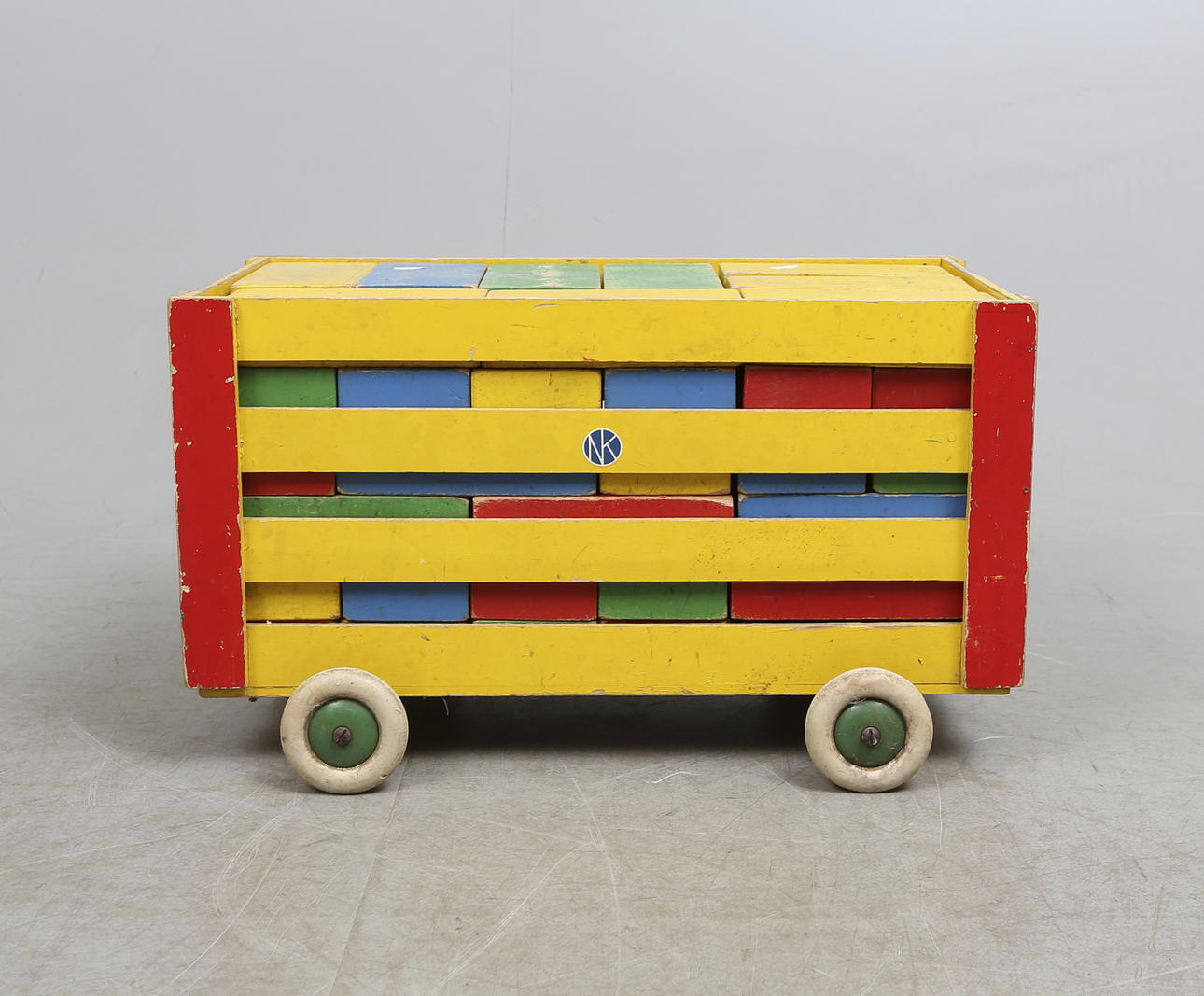 BYGGKLOSSAR I VAGN, trä, märkt NK(Nordiska Kompaniet), omkring 1900-talets mitt.