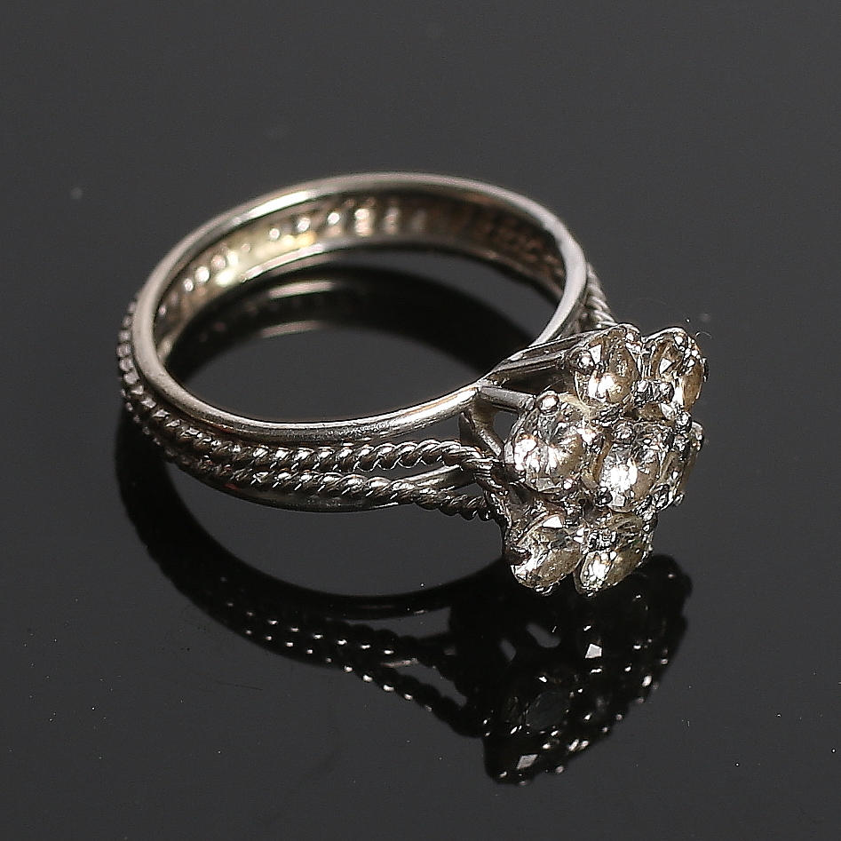 RING, 8k vitguld, med 7 briljanter tot.1,19 ct. 1900-tal. Bruttovikt 6 gram.