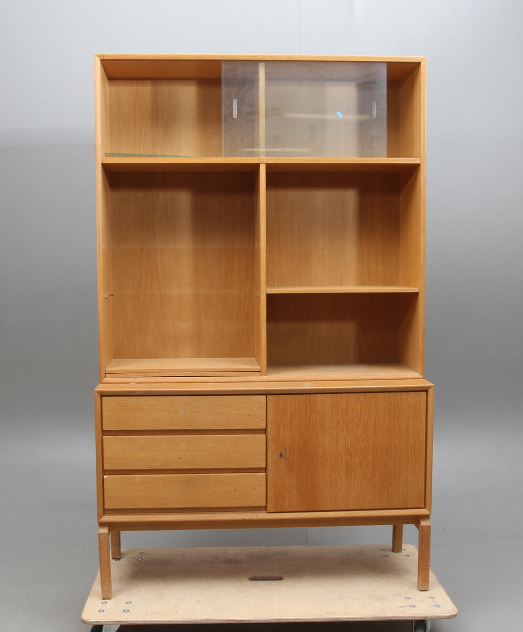 BOKHYLLA med vitrindel, ekfanér, 1960-tal.