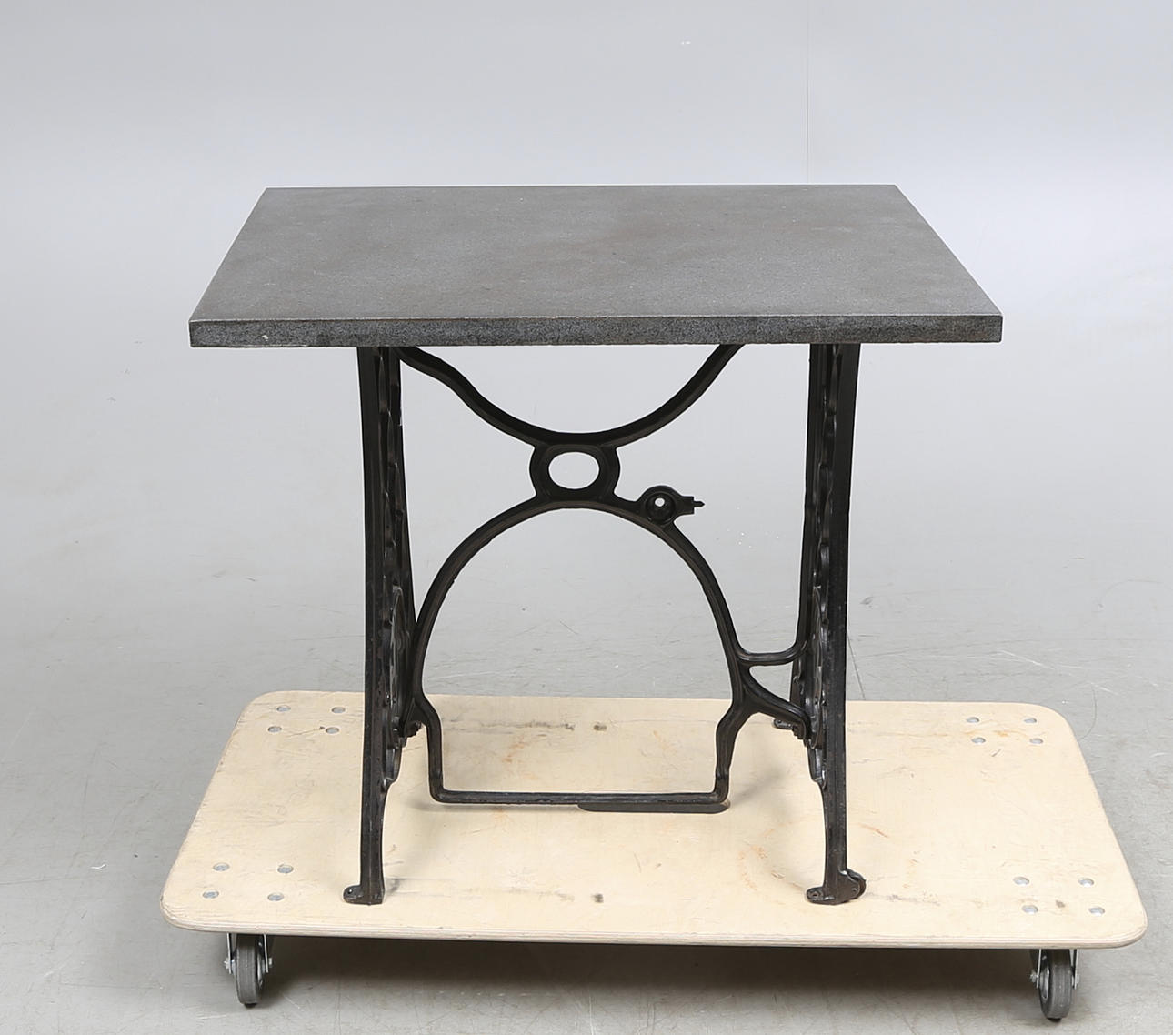 BORD MED STENSKIVA, 1900-tal.