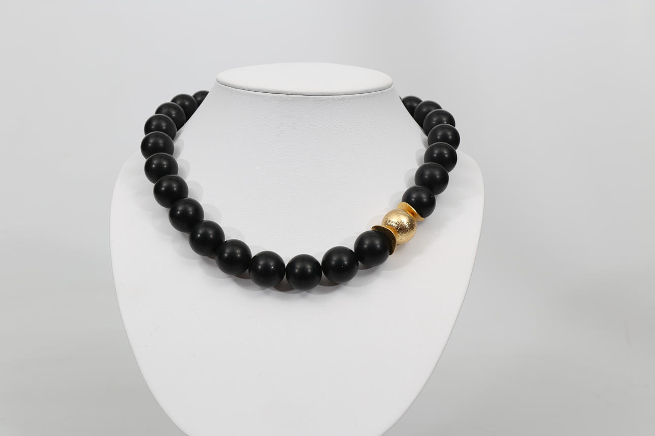 HALSBAND, svart sten, förgyllt lås och dekorativ kula.