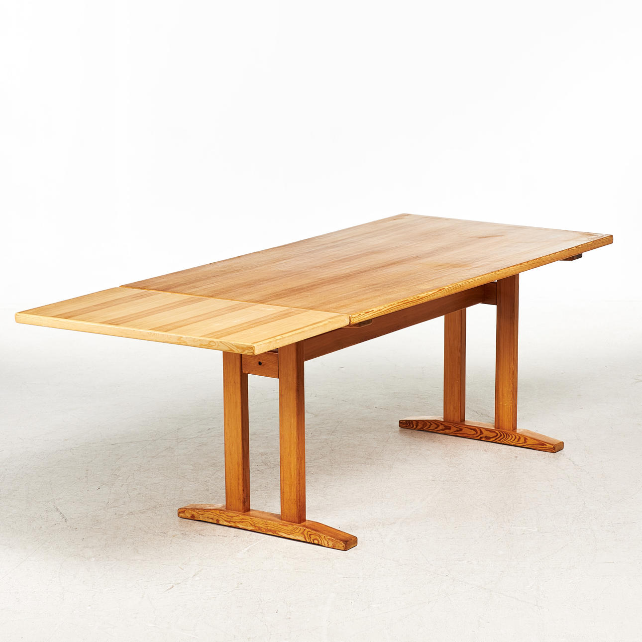 DINING TABLE, 1960s/70s, shaker model. Pine, Inlay board.