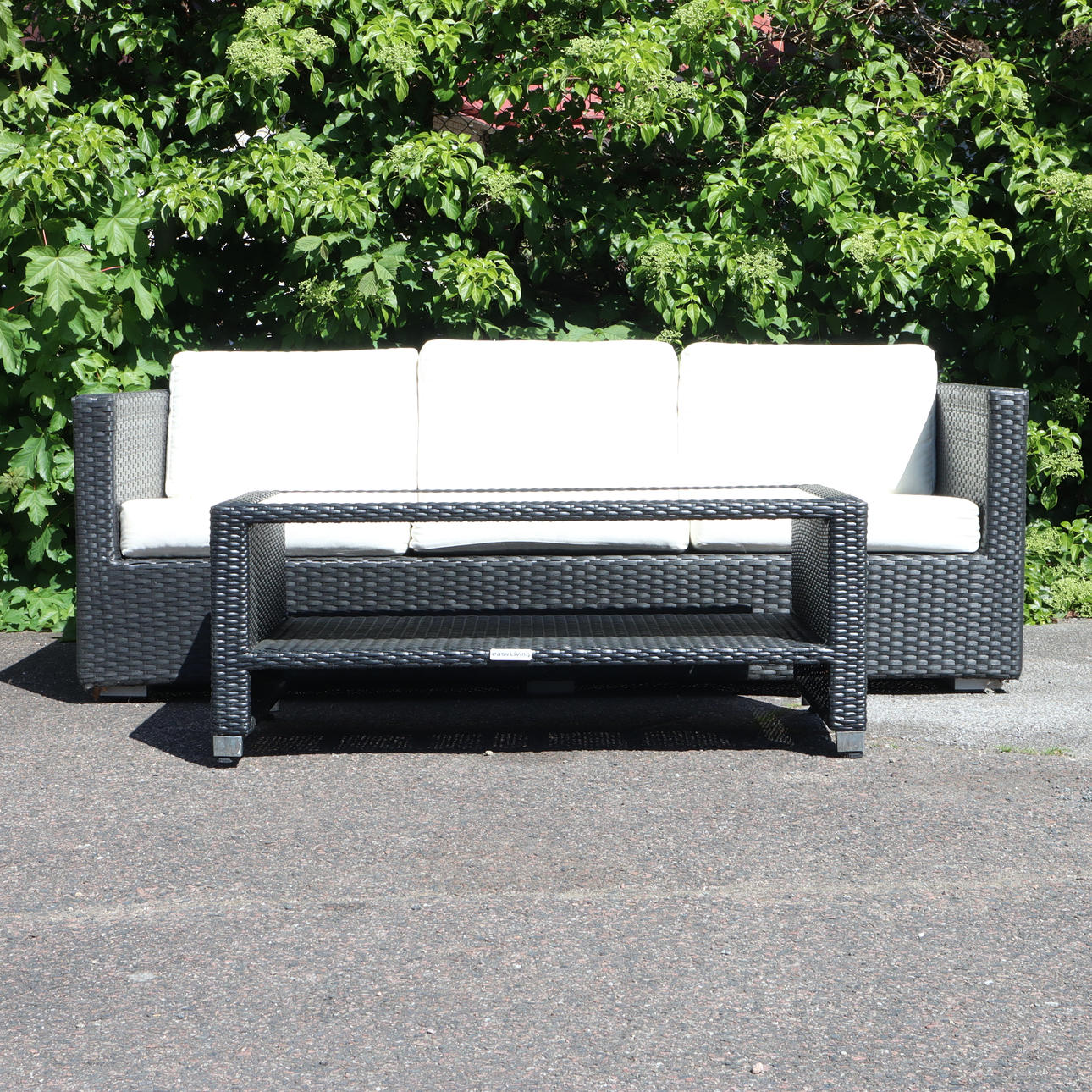 GARTENSOFA und Tisch, Kunstrattan, zeitgenössisch.