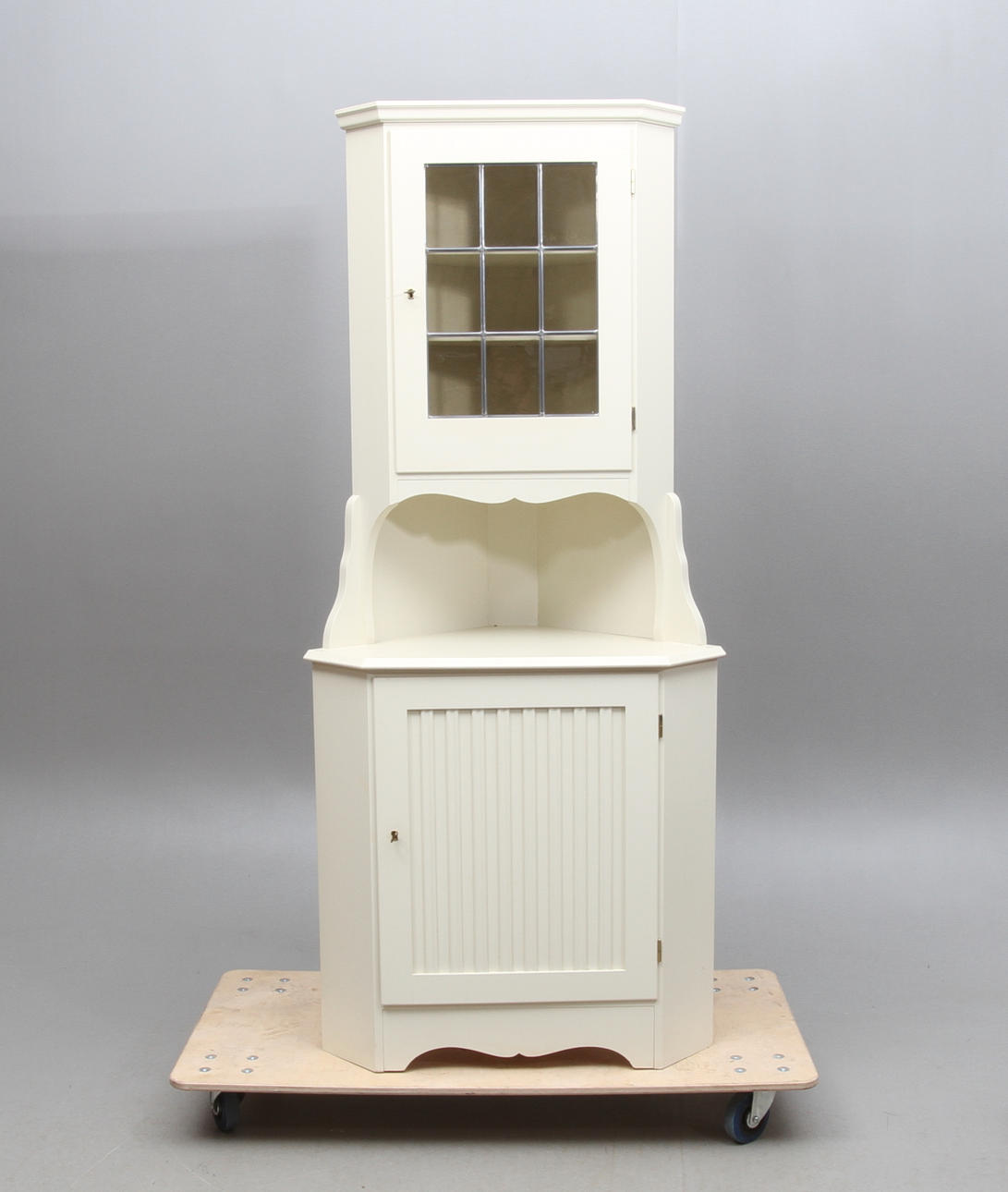 HÖRNSKÅP MED VITRINÖVERDEL, 1900-talets andra hälft.